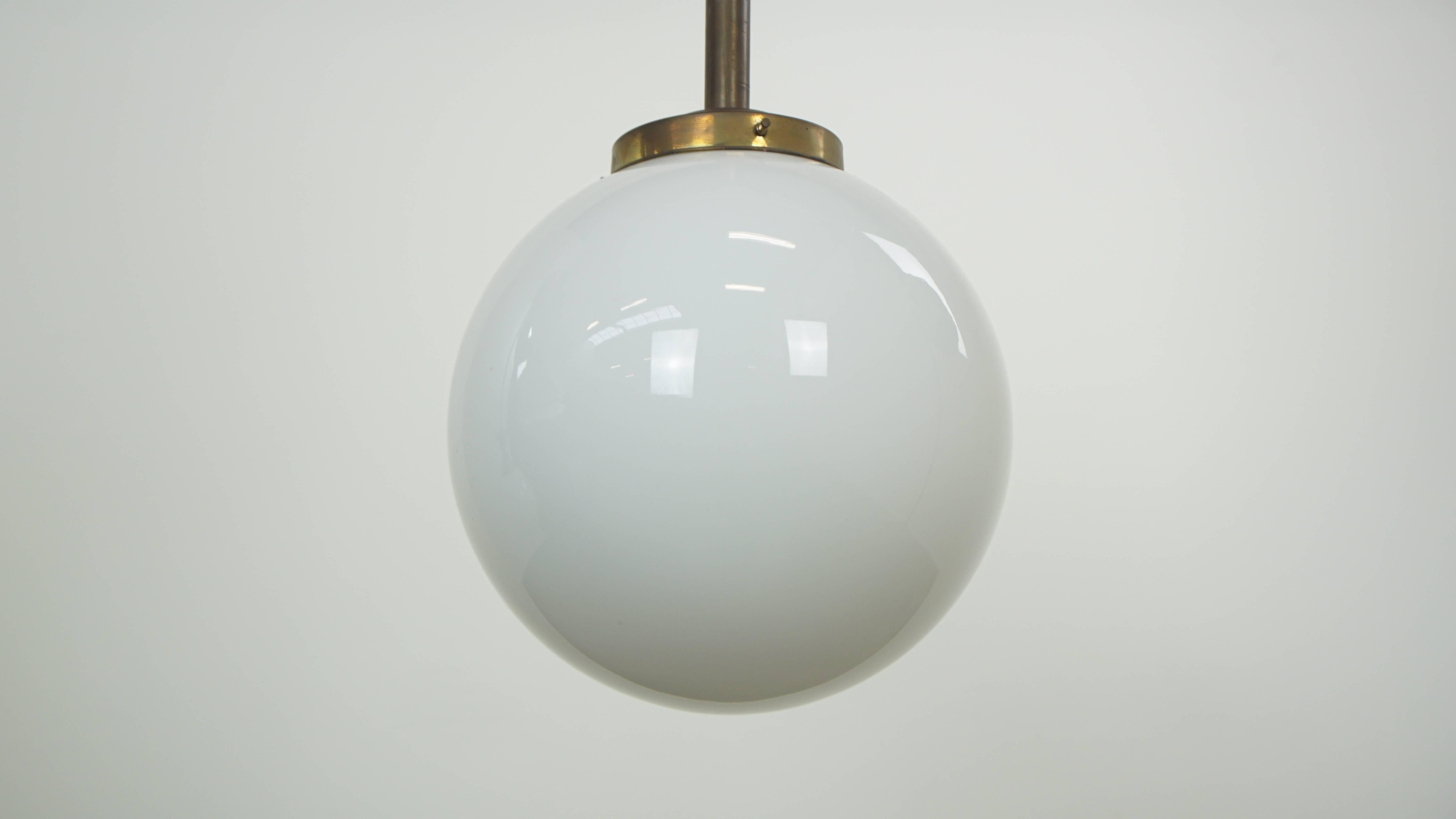 Incantevole lampada a sospensione/soffitto a globo in vetro d'epoca, vetro lattimo in stile Art Deco In condizioni buone in vendita a Harderwijk, NL