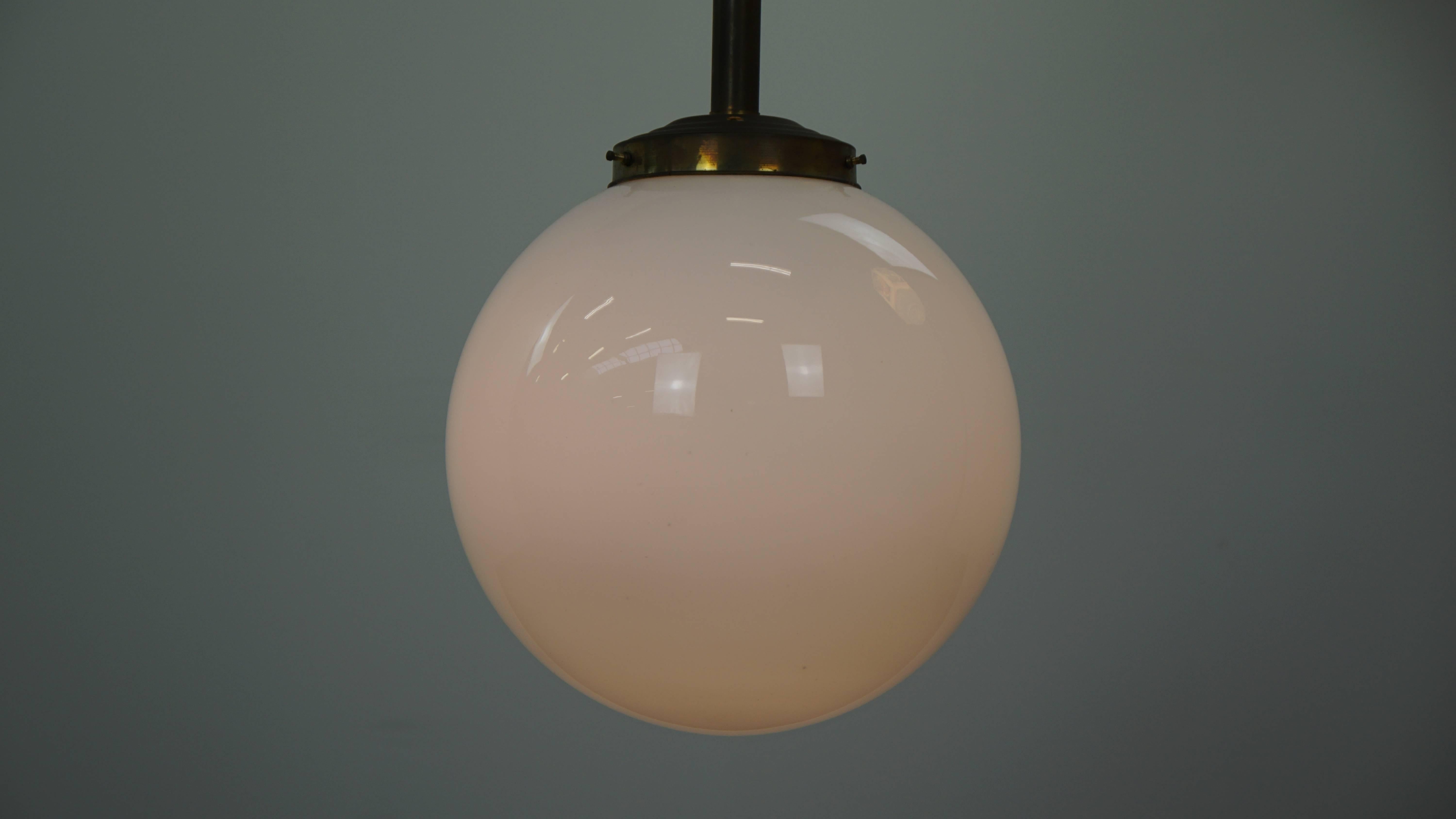 Incantevole lampada a sospensione/soffitto a globo in vetro d'epoca, vetro lattimo in stile Art Deco in vendita 1