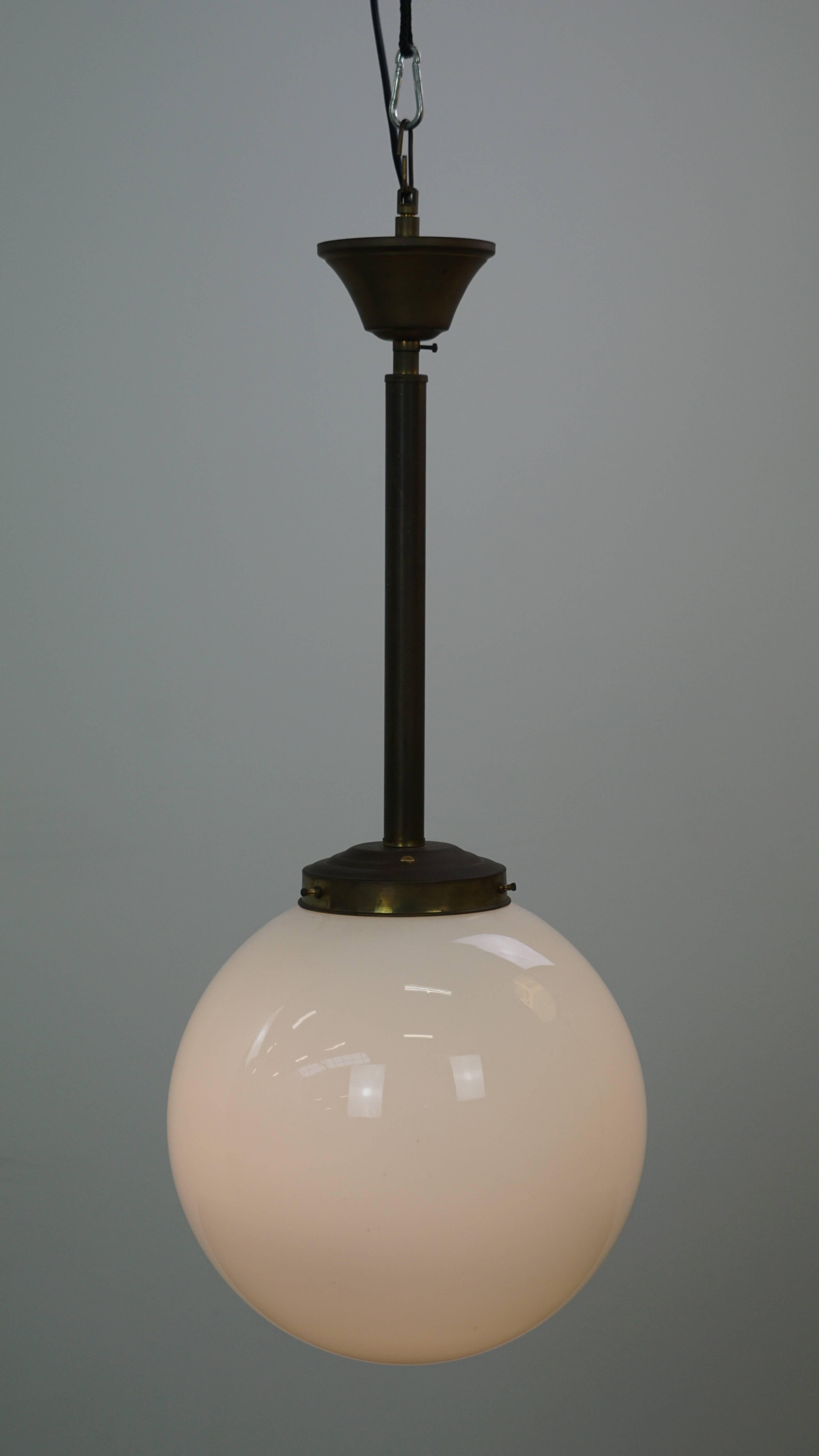 Incantevole lampada a sospensione/soffitto a globo in vetro d'epoca, vetro lattimo in stile Art Deco in vendita 2