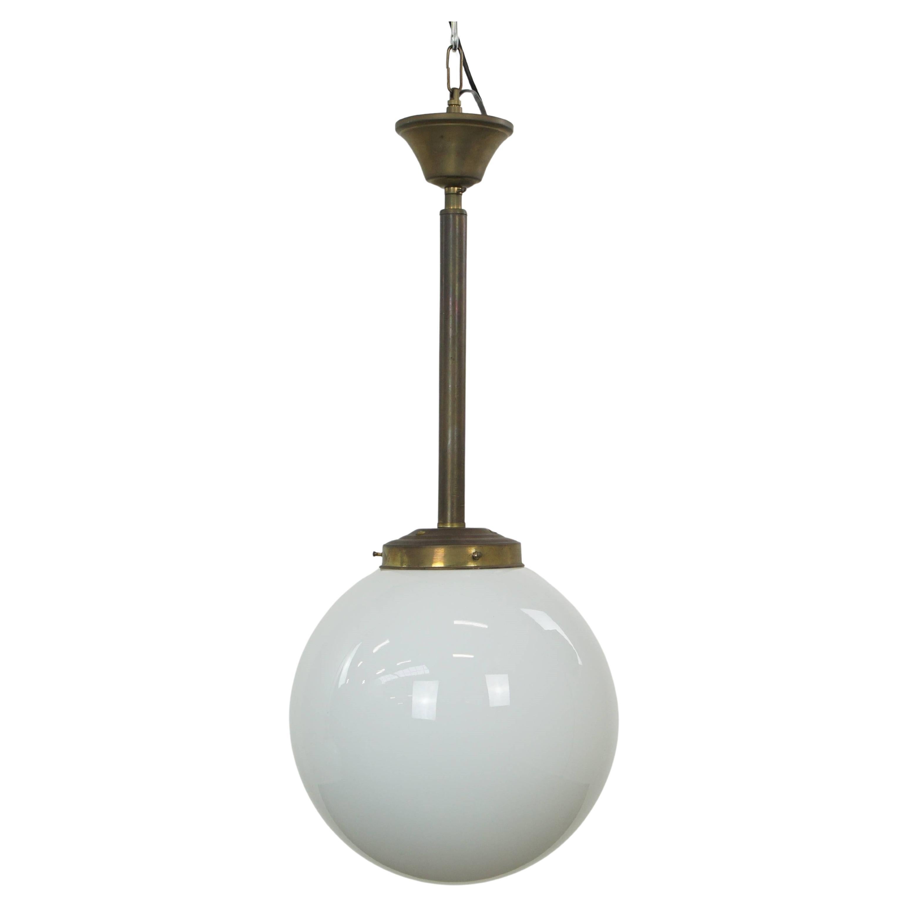 Incantevole lampada a sospensione/soffitto a globo in vetro d'epoca, vetro lattimo in stile Art Deco
