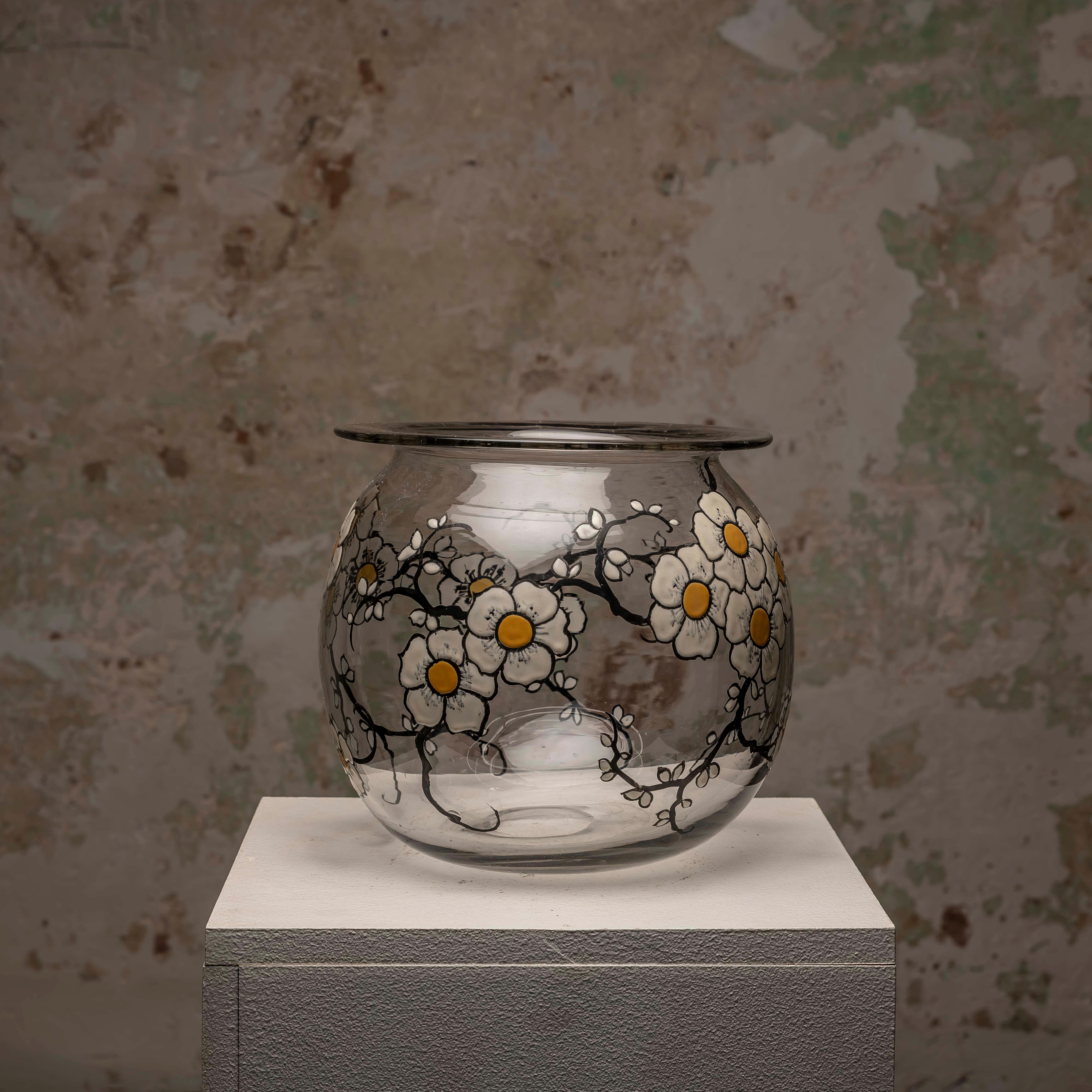 Charmante Vintage-Glasvase: Emaillierte Blumen und zeitlose Schönheit im Angebot 3
