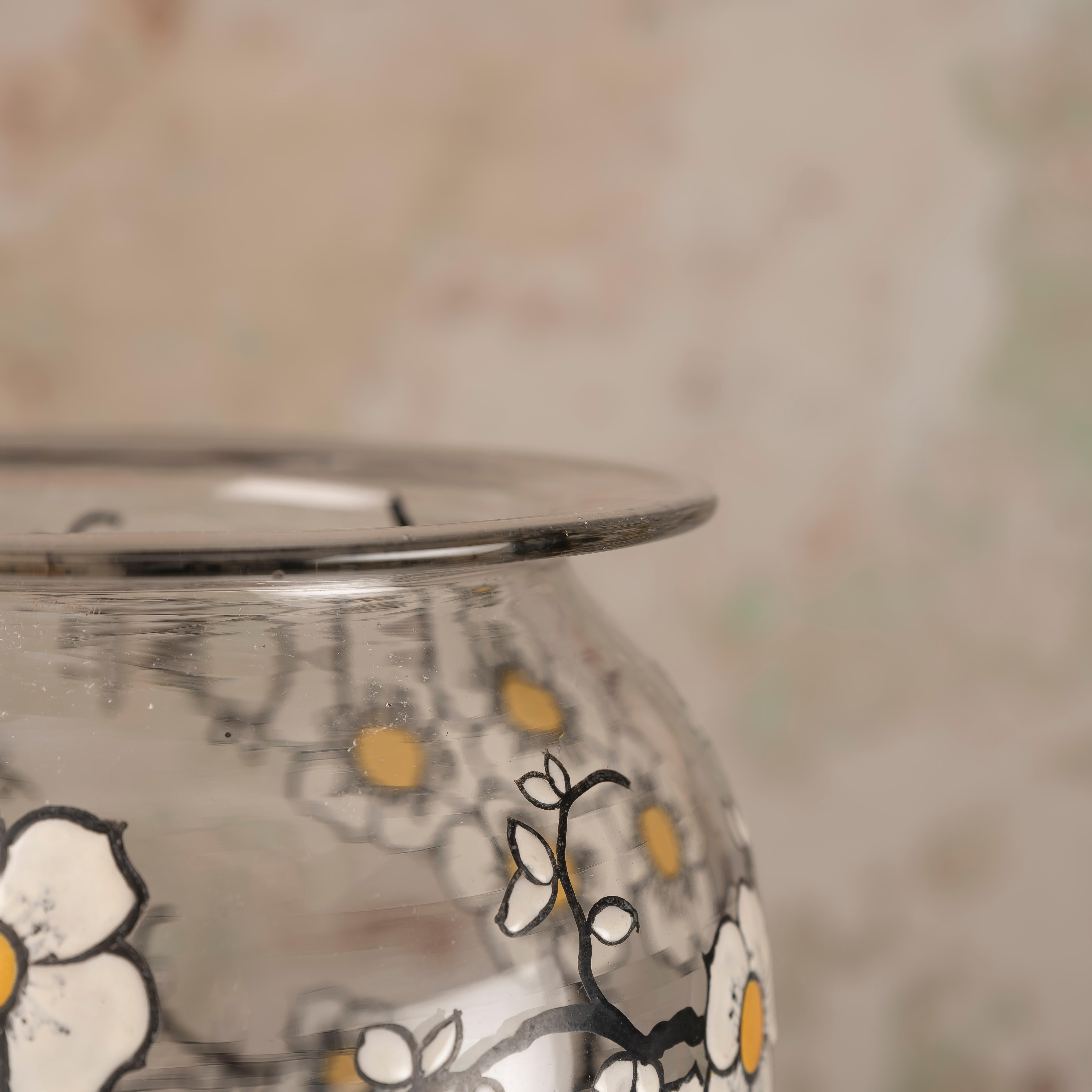 Charmante Vintage-Glasvase: Emaillierte Blumen und zeitlose Schönheit (Moderne der Mitte des Jahrhunderts) im Angebot