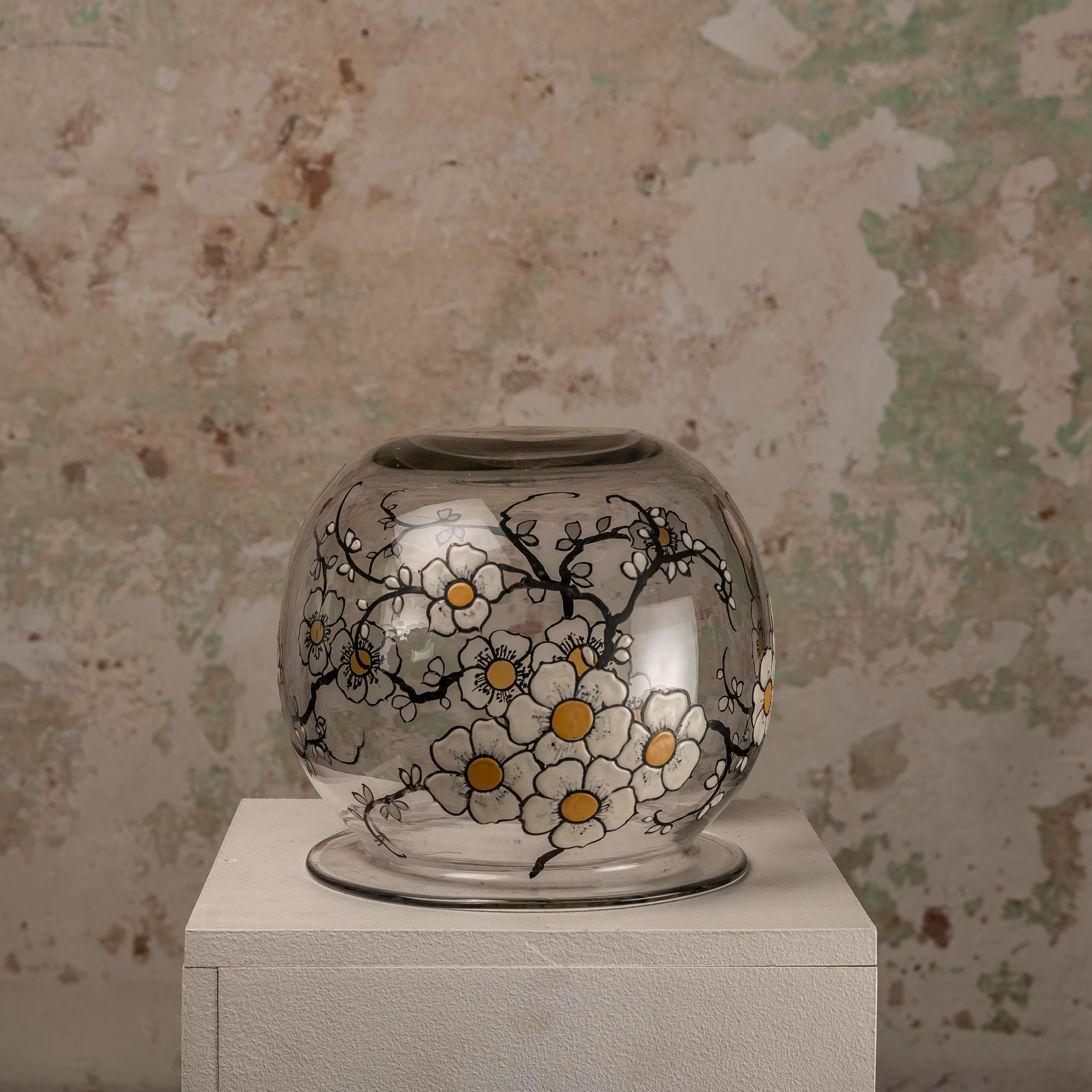 Charmante Vintage-Glasvase: Emaillierte Blumen und zeitlose Schönheit (Mitte des 20. Jahrhunderts) im Angebot