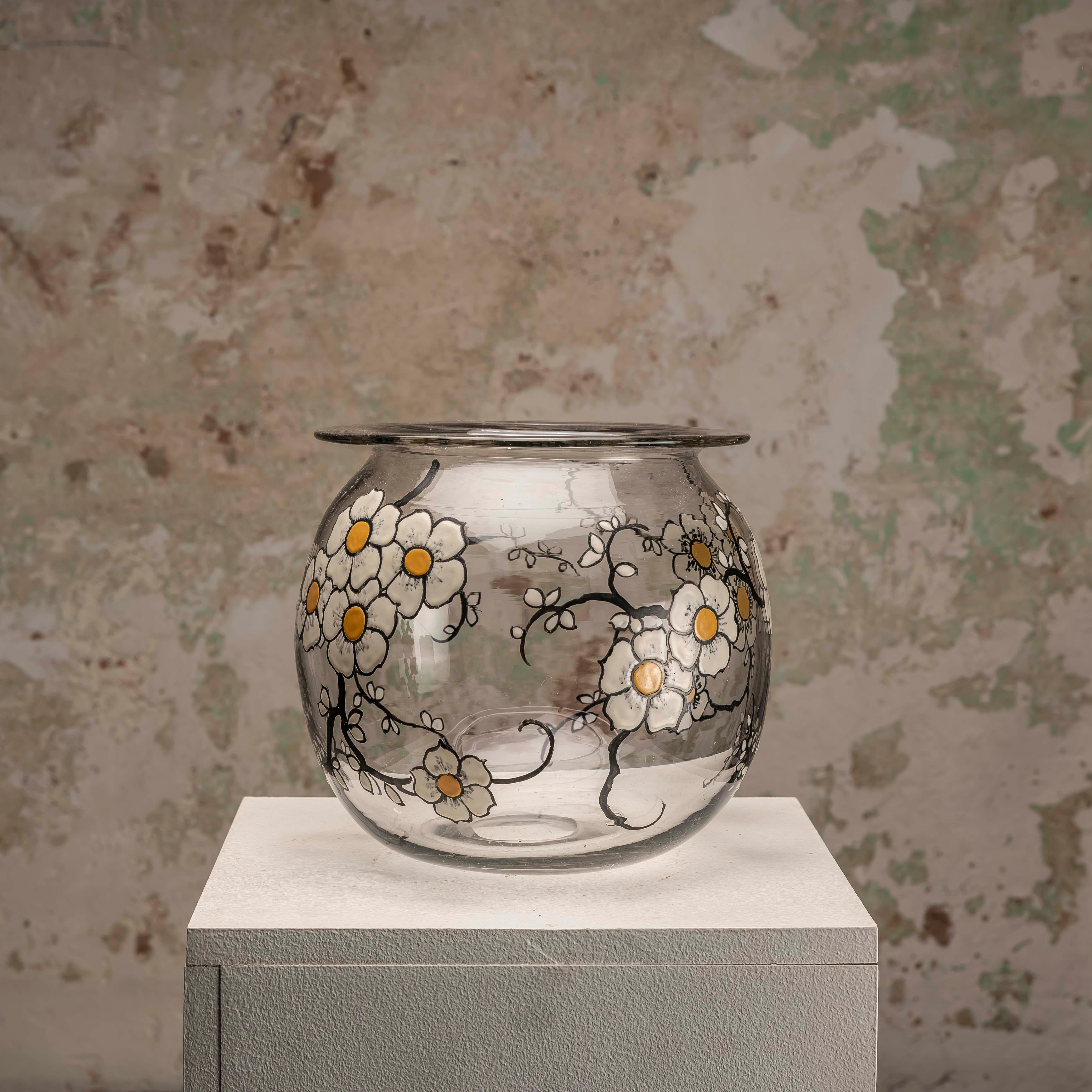 Charmante Vintage-Glasvase: Emaillierte Blumen und zeitlose Schönheit im Angebot 1