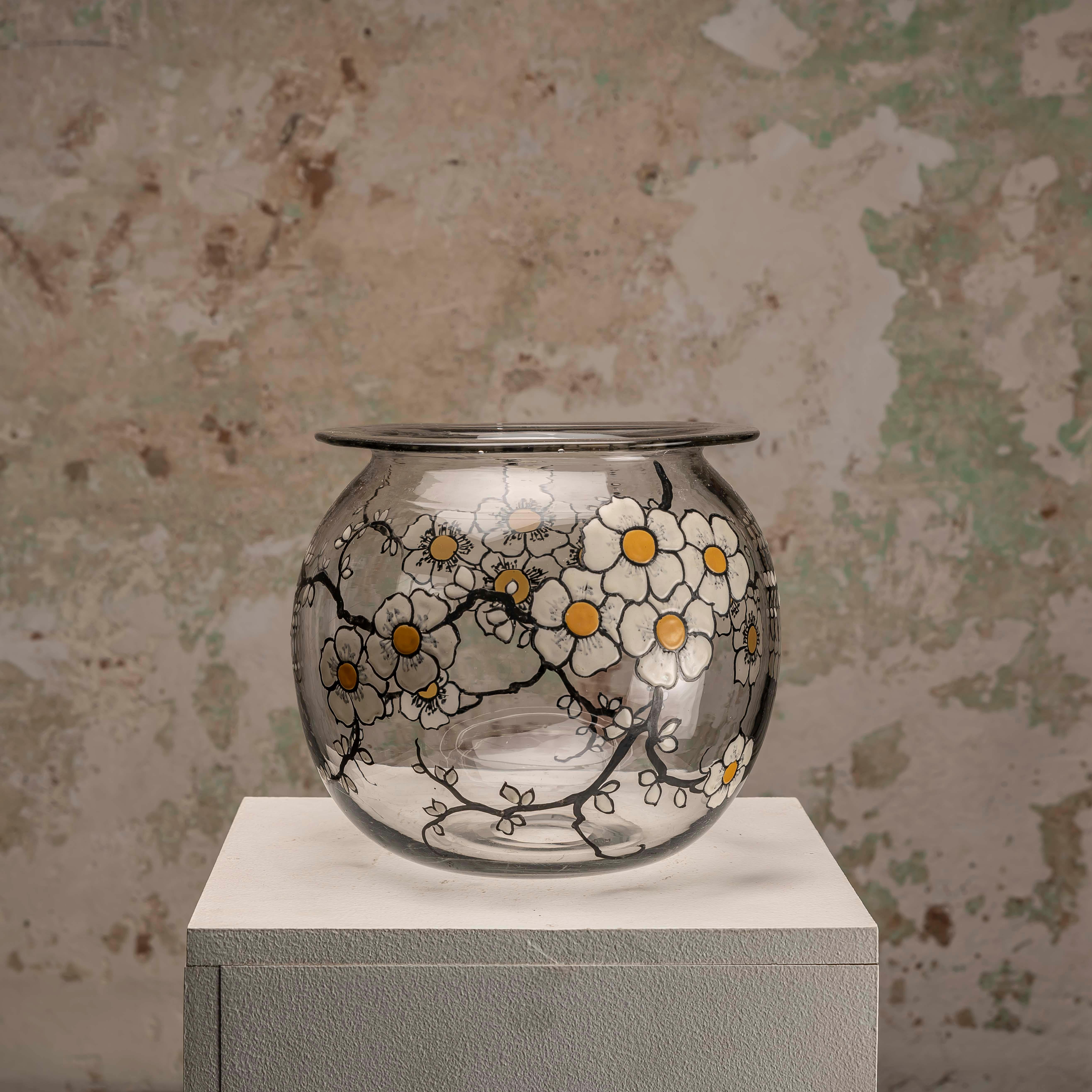 Charmante Vintage-Glasvase: Emaillierte Blumen und zeitlose Schönheit im Angebot 2