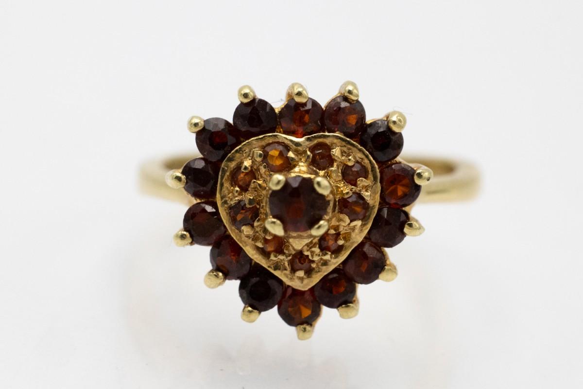 Anello vintage placcato oro dalla raffinata forma a cuore con granati naturali sfaccettati.

Taglia Jewell: 11 - non è possibile regolare la taglia.

Peso: 3.7 g

Origine: Germania, seconda metà del XX secolo.

Ottime condizioni, nessun danno.