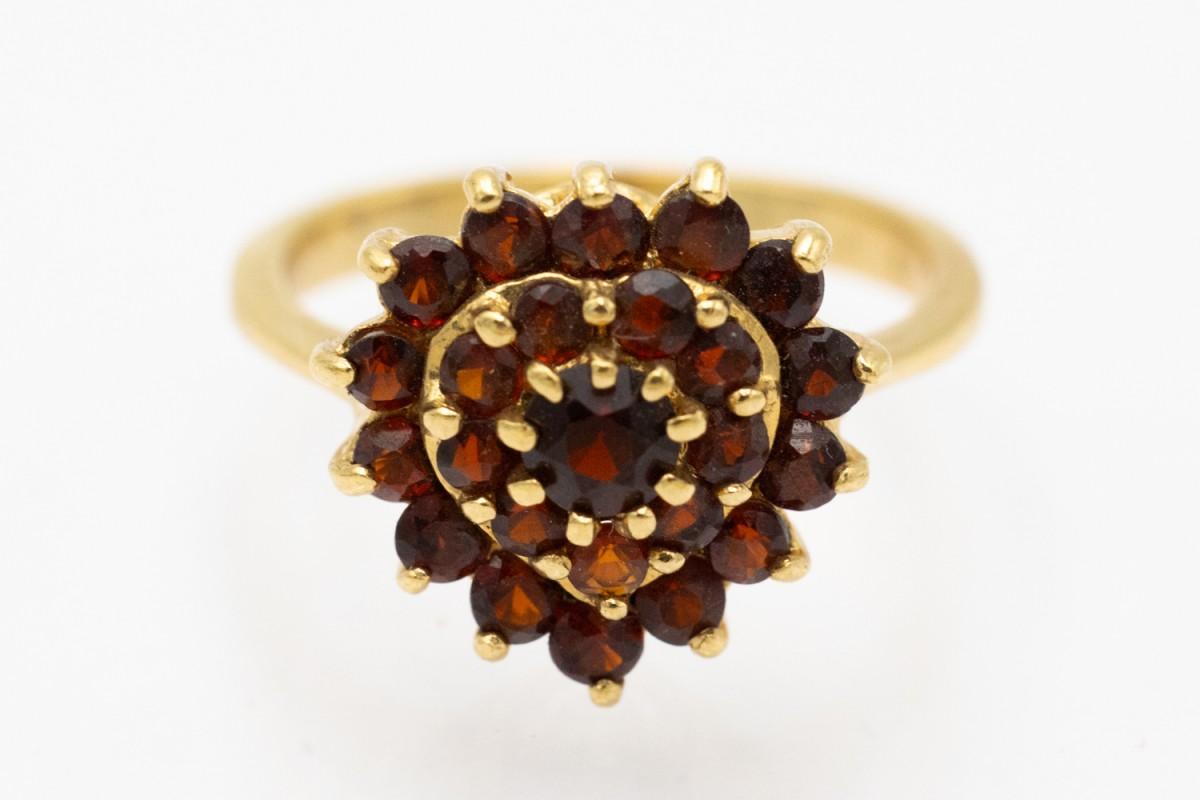 Taglio ovale Incantevole anello con granato a cuore vintage in vendita