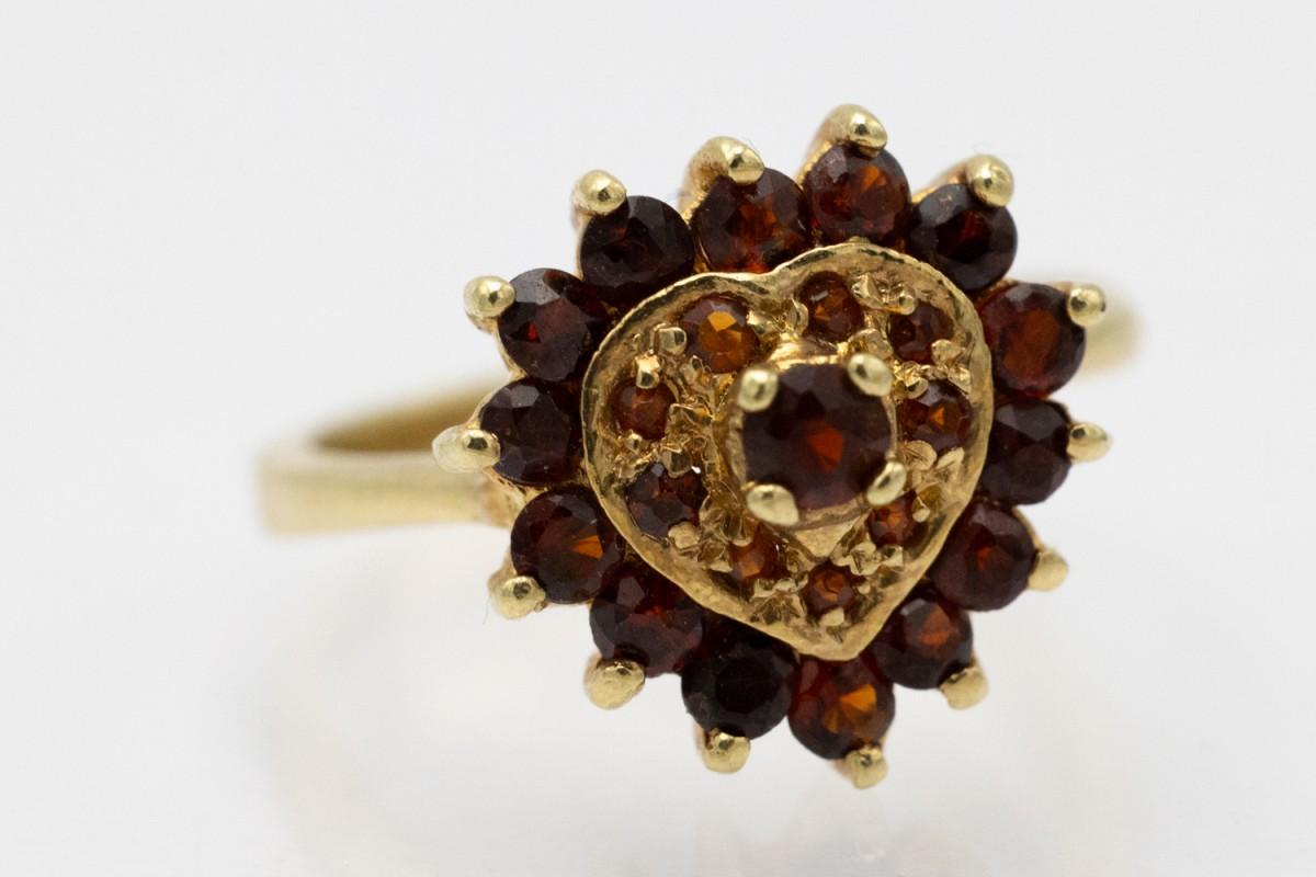 Taglio ovale Incantevole anello con granato a cuore vintage in vendita