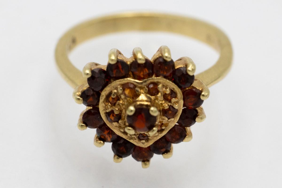Incantevole anello con granato a cuore vintage In condizioni buone in vendita a Chorzów, PL