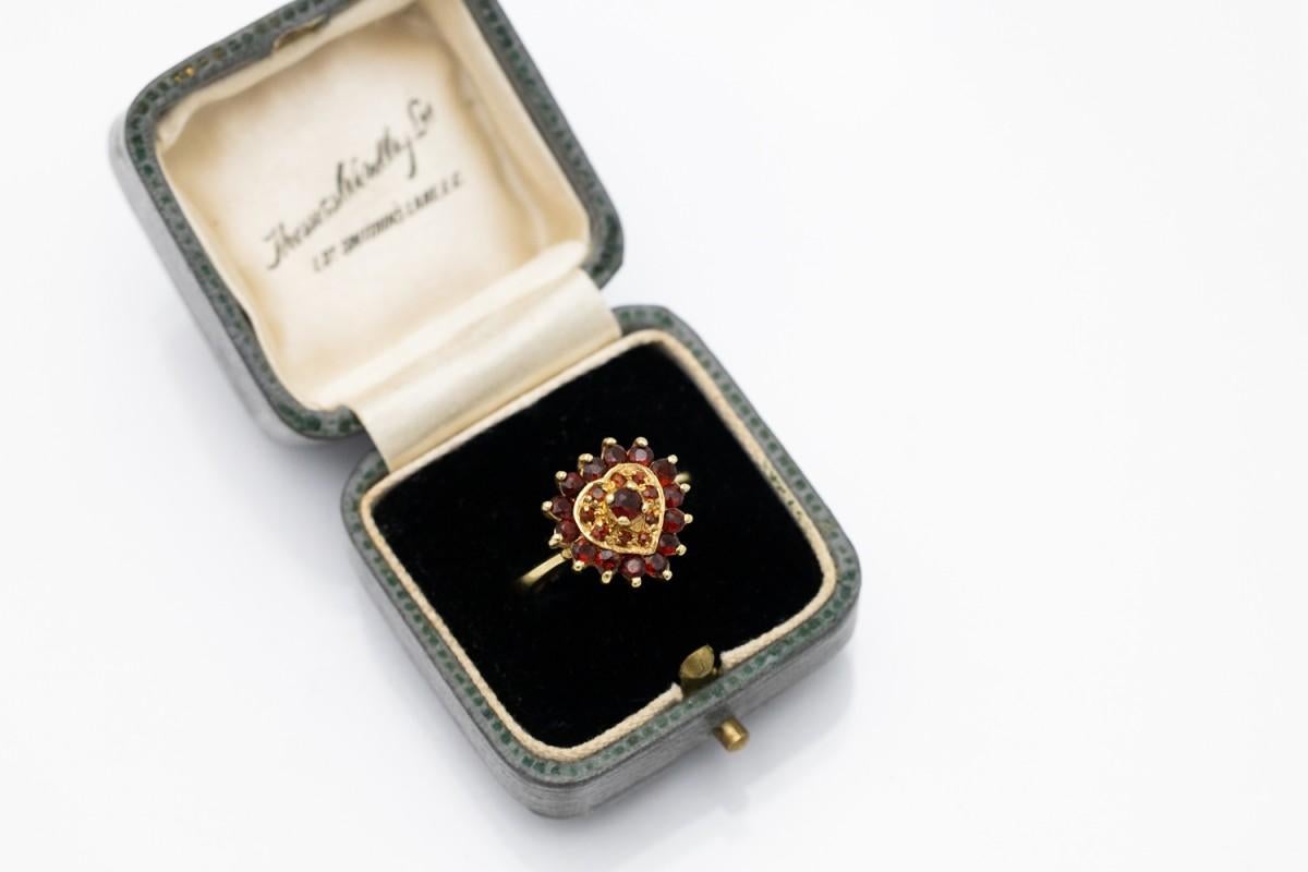 Incantevole anello con granato a cuore vintage in vendita 2