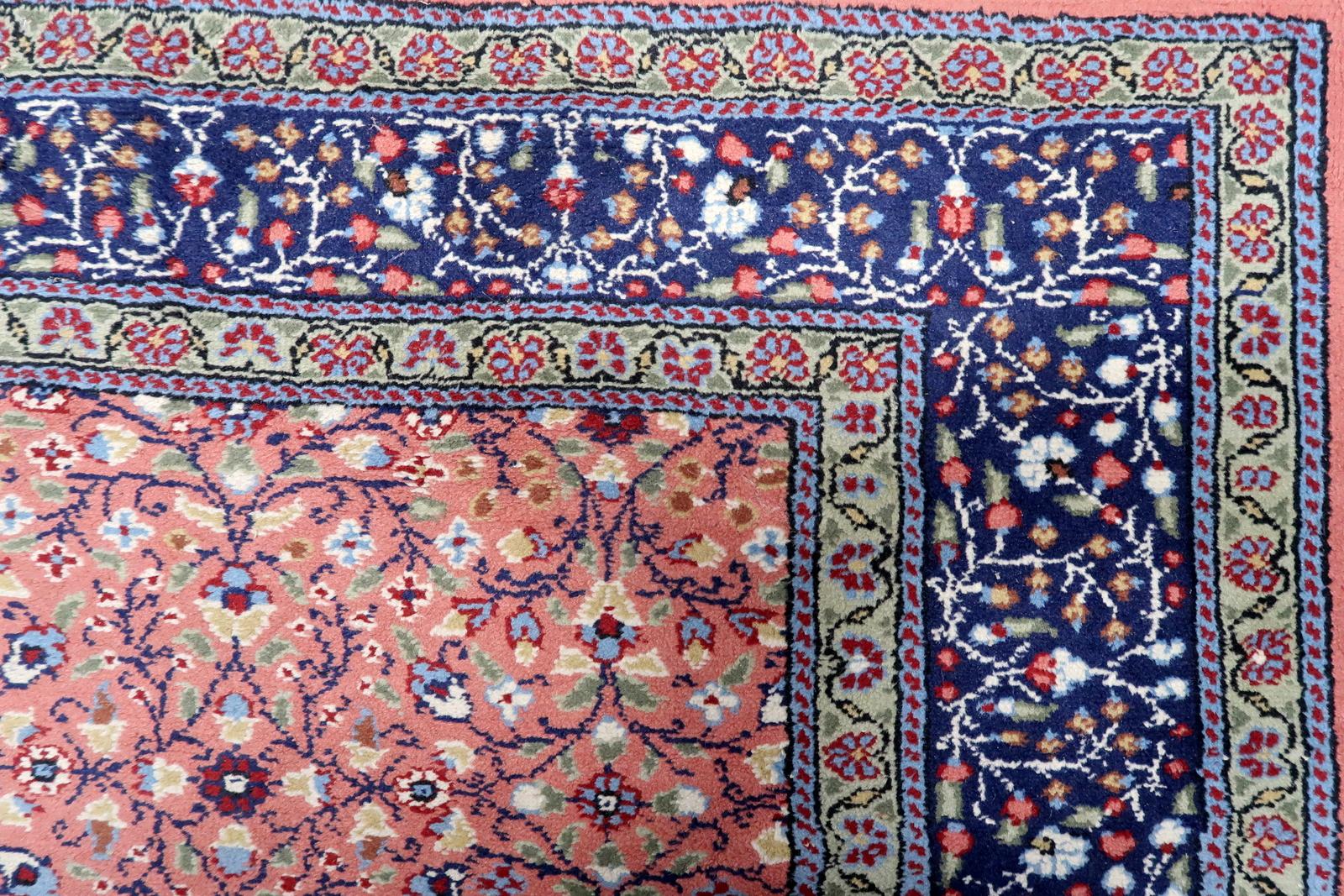  Tauchen Sie ein in die fesselnde Schönheit unseres indischen Vintage Agra Teppichs, der in den 1960er Jahren im Herzen Indiens liebevoll gefertigt wurde. Dieser Teppich ist von ursprünglicher Güte und verkörpert ein Stück Geschichte, das den Test