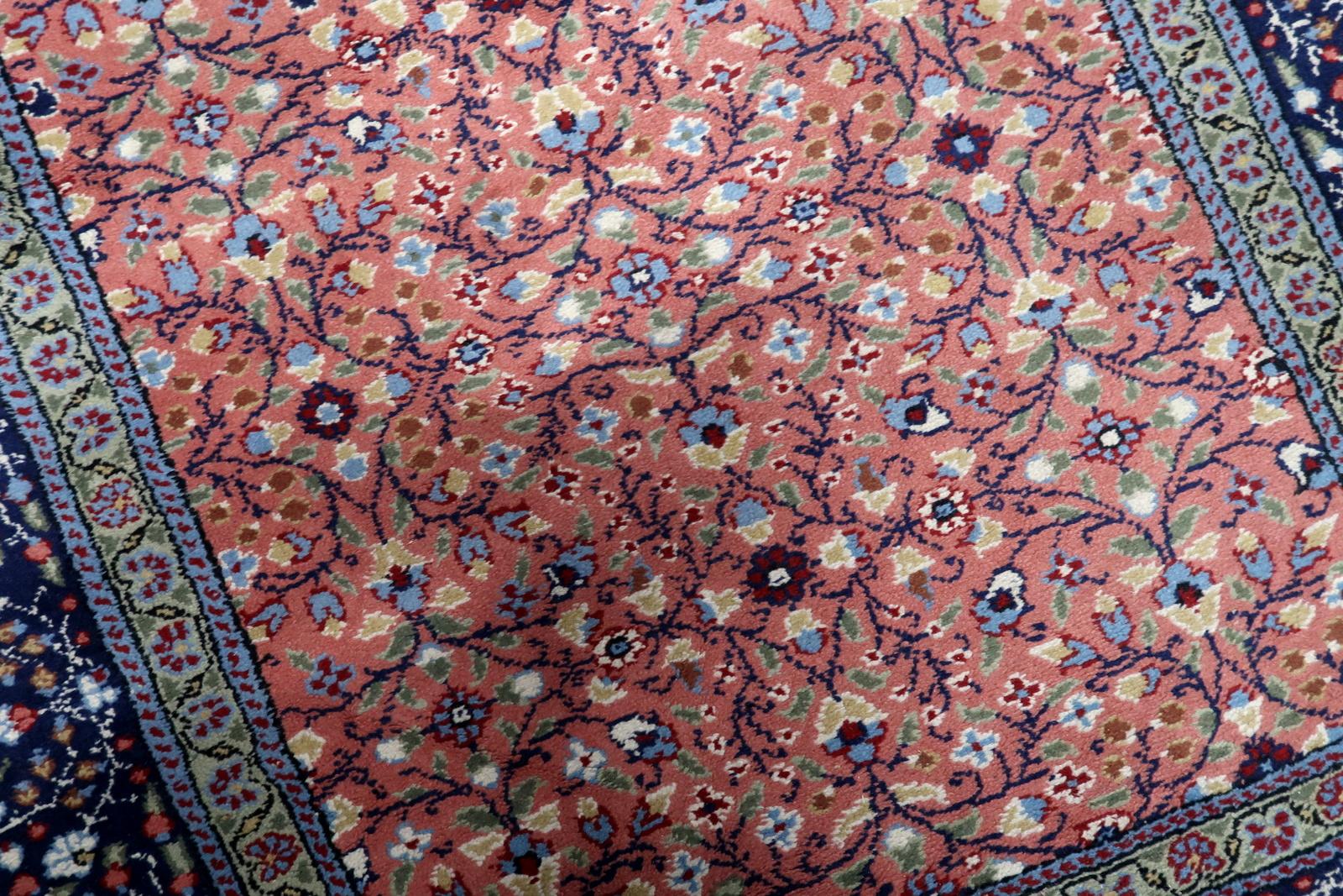 Mid-20th Century Charming Vintage Indian Agra Rug from the 1960s - 1C1081 For Sale