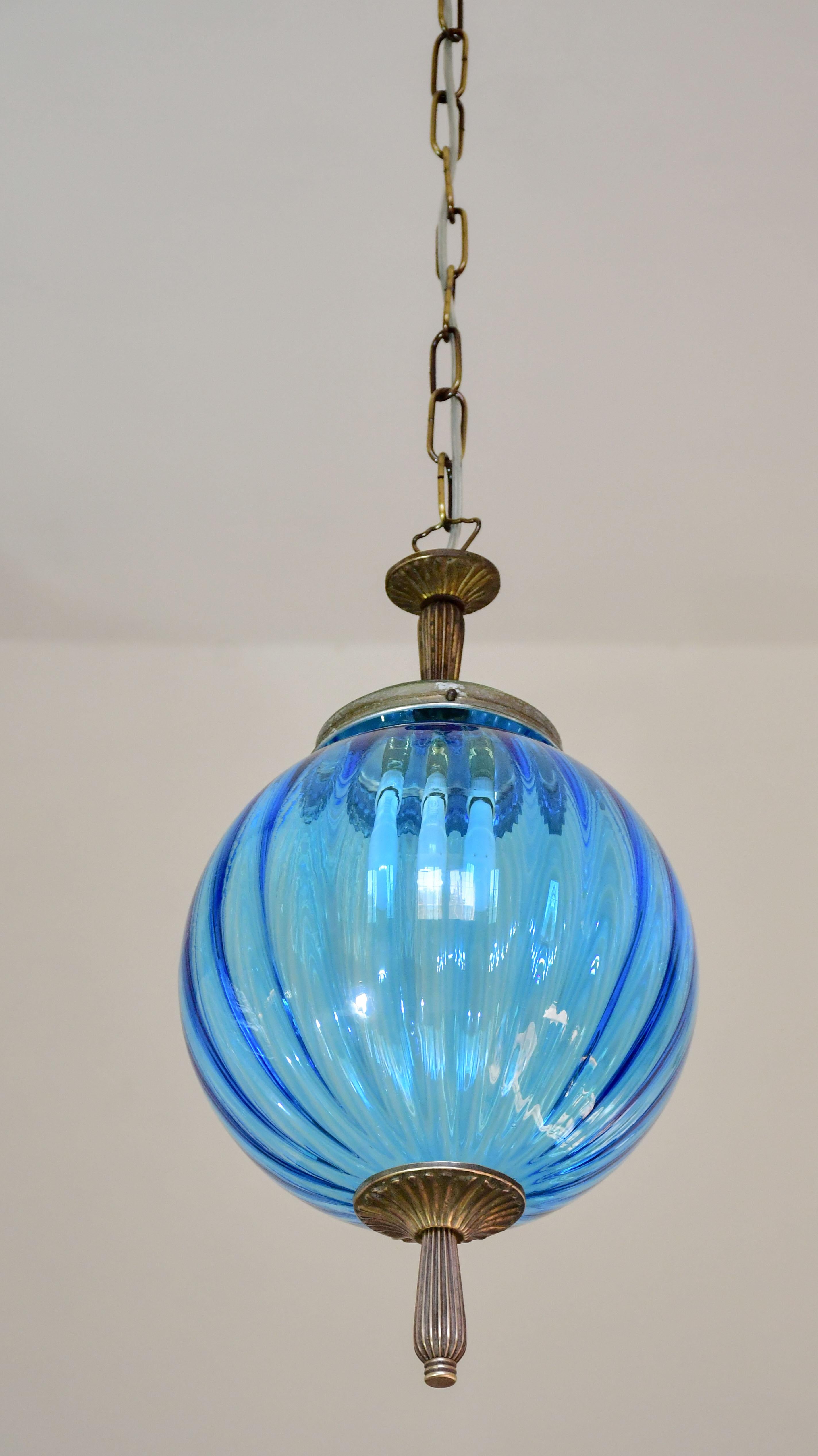 Straordinario pendente vintage in vetro di Murano blu.

Periodo di progettazione: 1960.

La catena è stata sostituita, la struttura superiore e inferiore è in ottone con un tocco vintage.

Altezza con catena 110 centimetri, senza catena 50, altezza