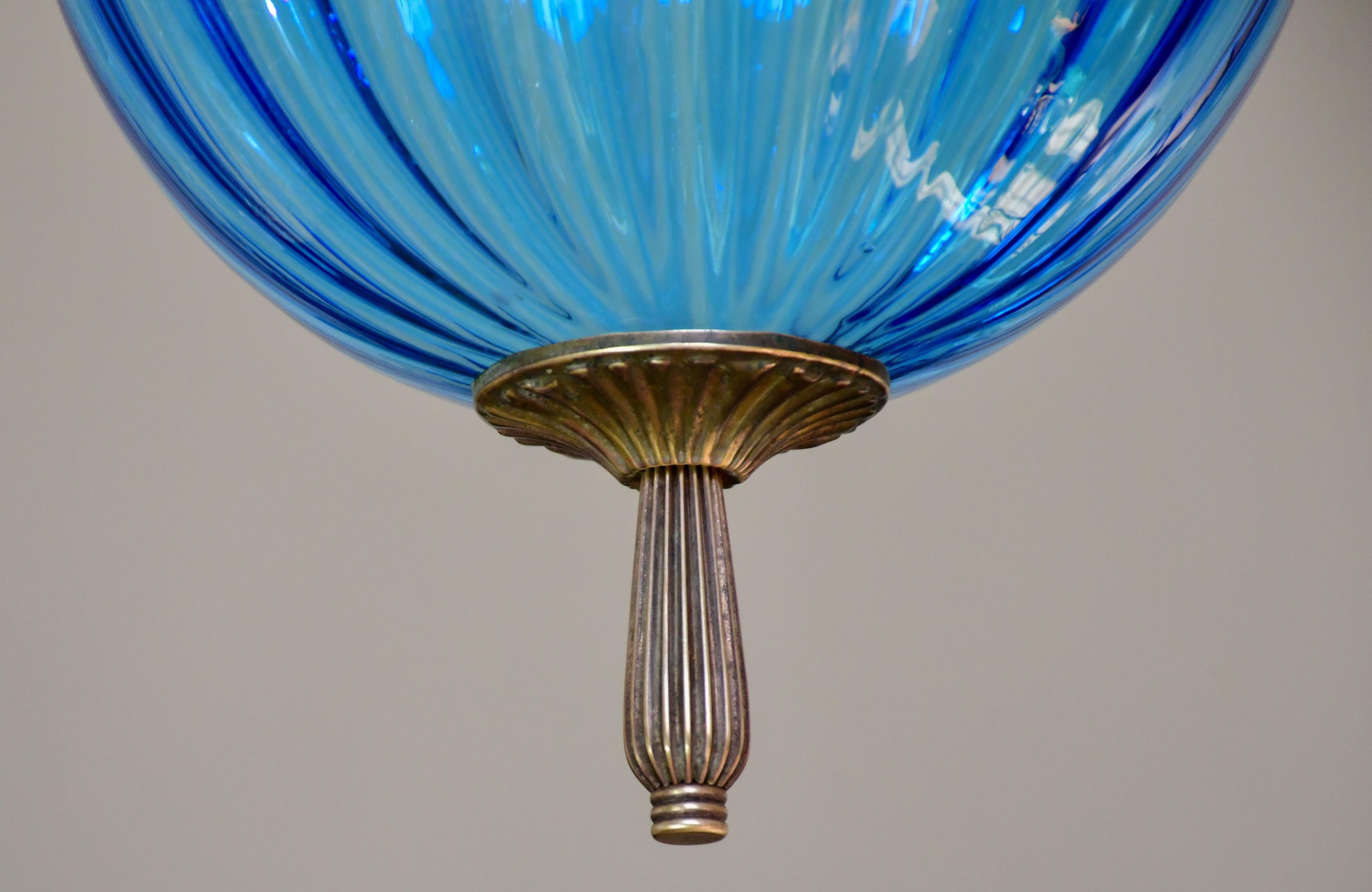Europeo Incantevole lampada a sospensione in vetro blu di Murano d'epoca, 1960 in vendita