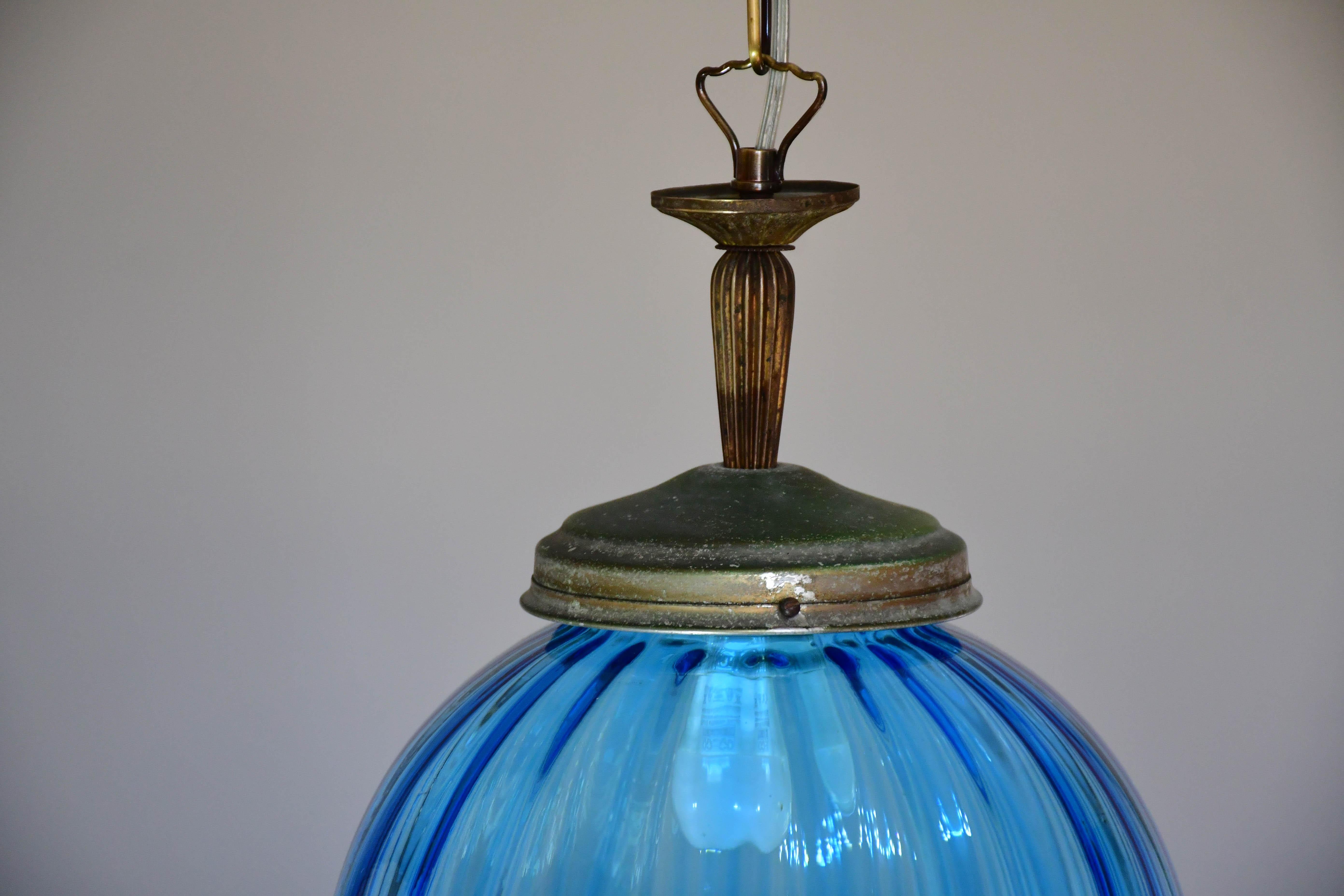 Metà XX secolo Incantevole lampada a sospensione in vetro blu di Murano d'epoca, 1960 in vendita