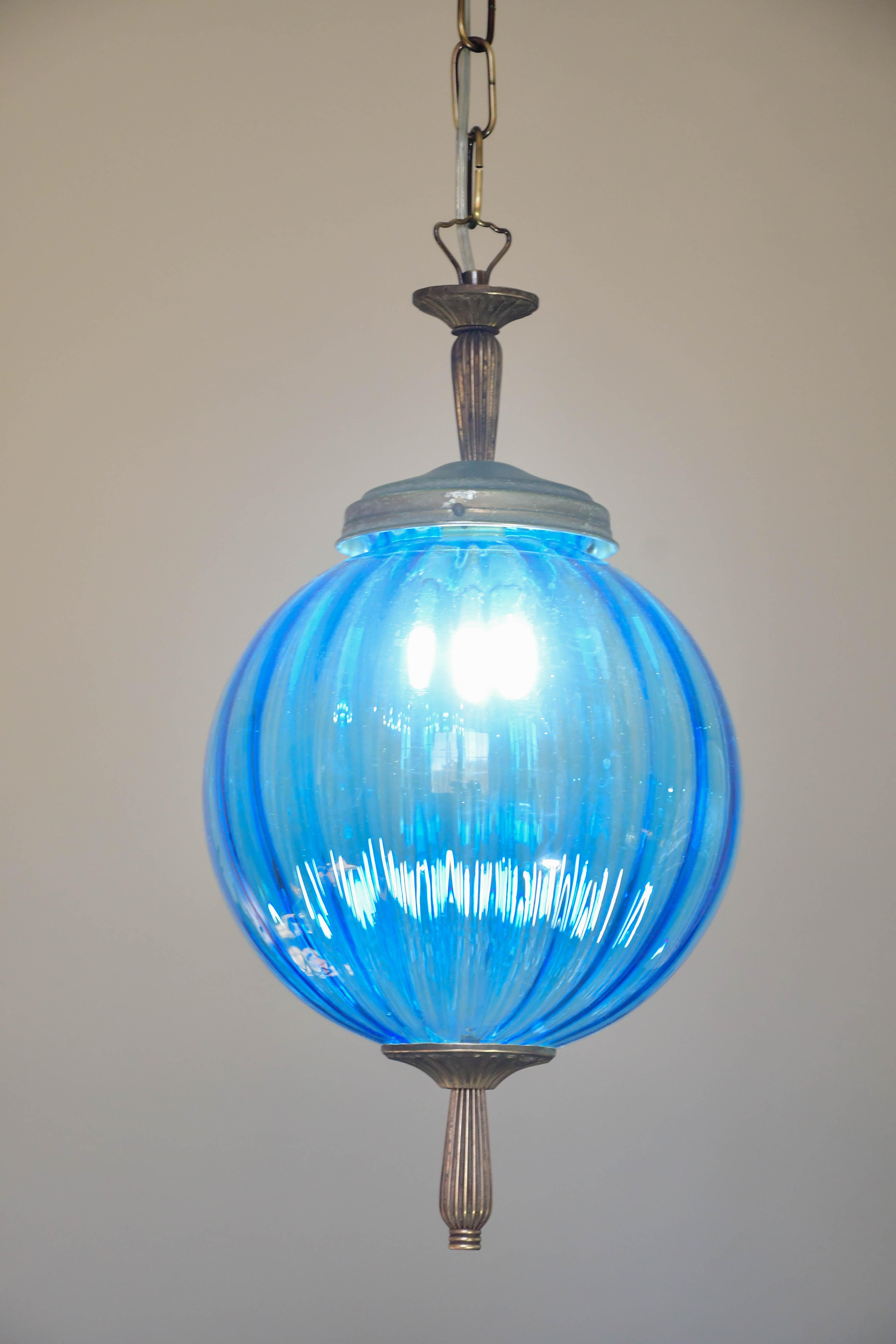 Vetro di Murano Incantevole lampada a sospensione in vetro blu di Murano d'epoca, 1960 in vendita