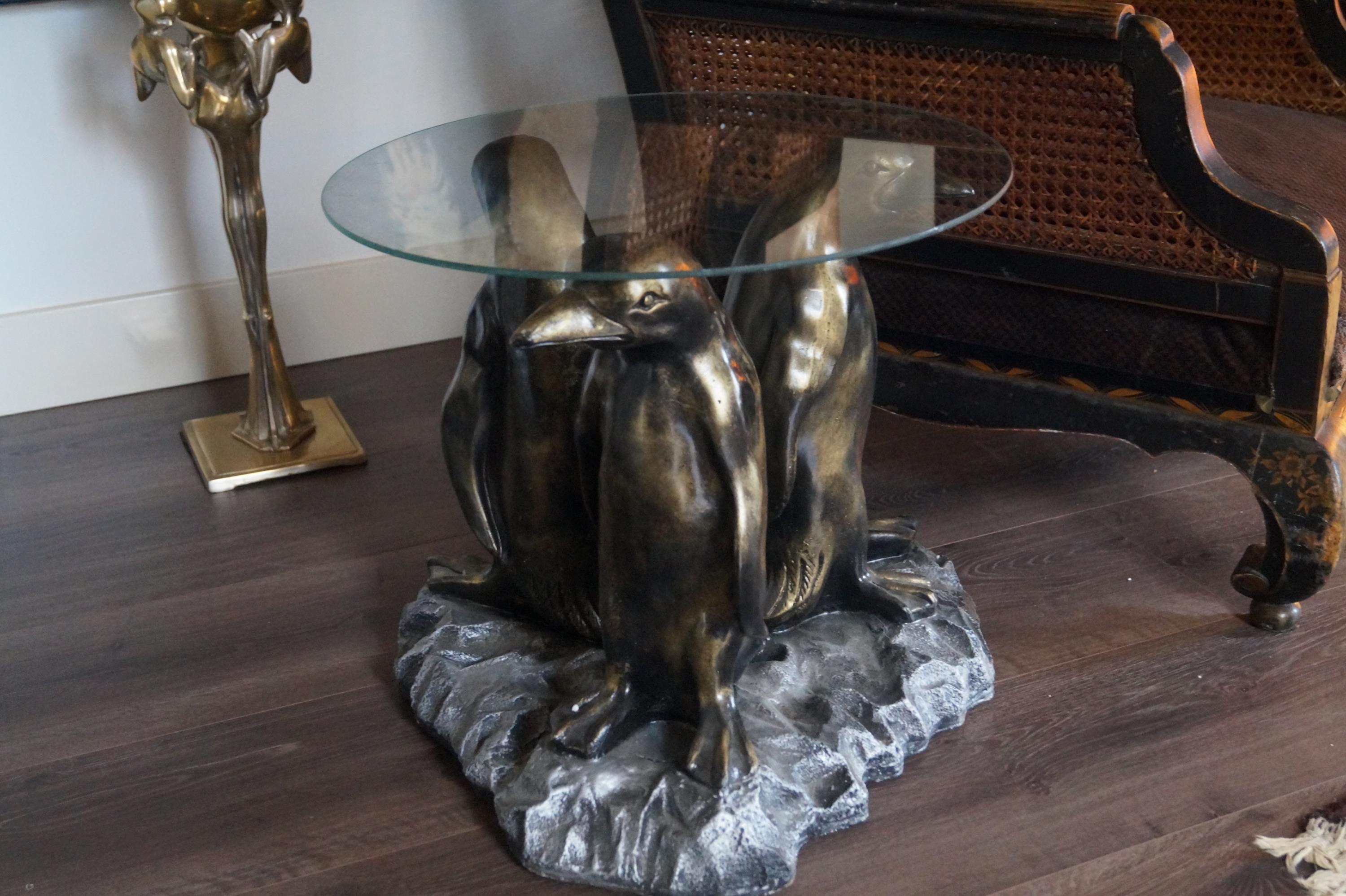 Charming vintage penguin side table, France, 1970s
Cute and charming side table, bronze patinated, synthetic.

Good condition, some scratches on the glass top.

Measures: Height 47 cm, diameter 50 cm.
 
