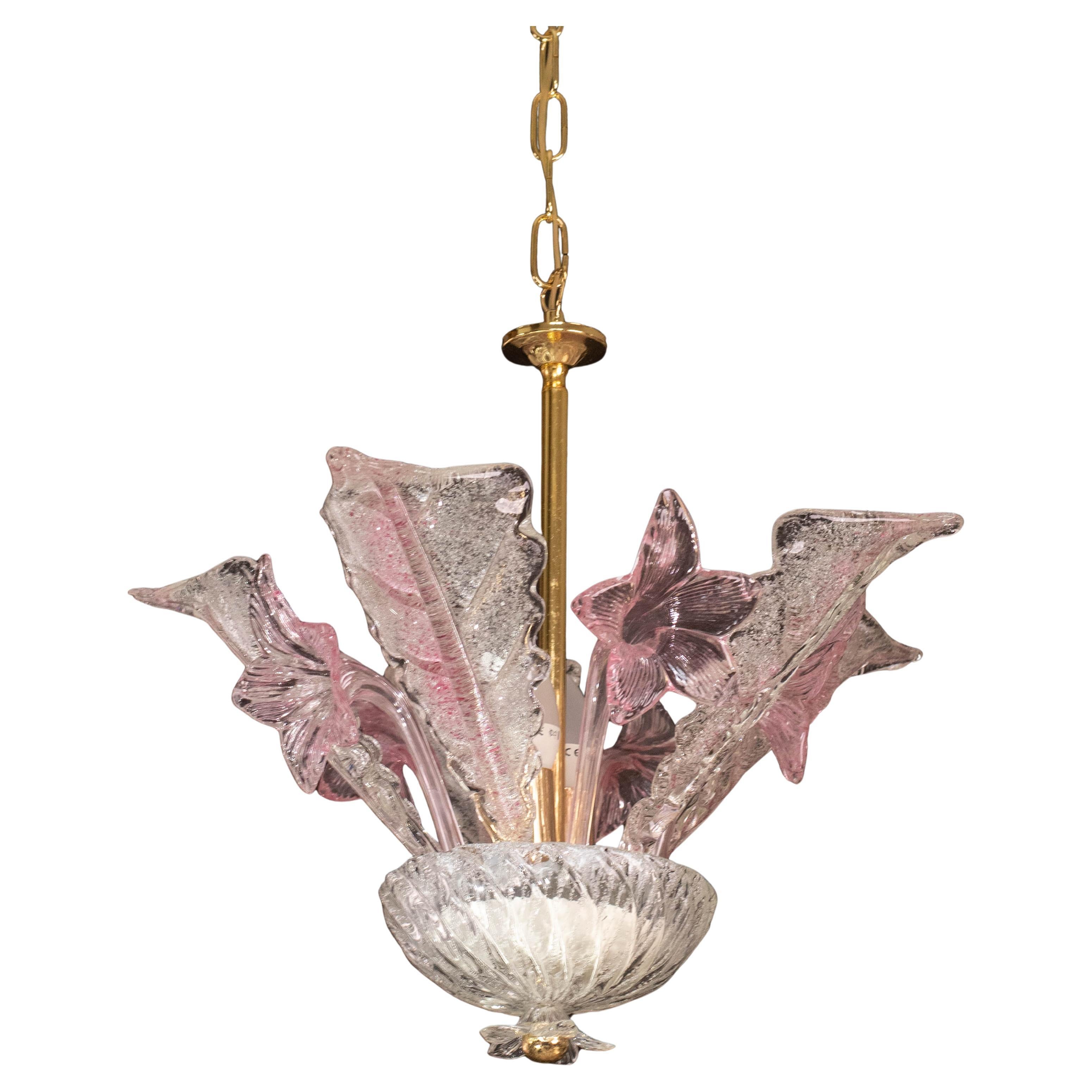 Delightful Murano chandelier in the style of Franco Luce.

The chandelier consists of five large pink and transparent leaves and five flowers on the top of the structure.

The structure is in gold bath, good vintage condition.

The chain has been