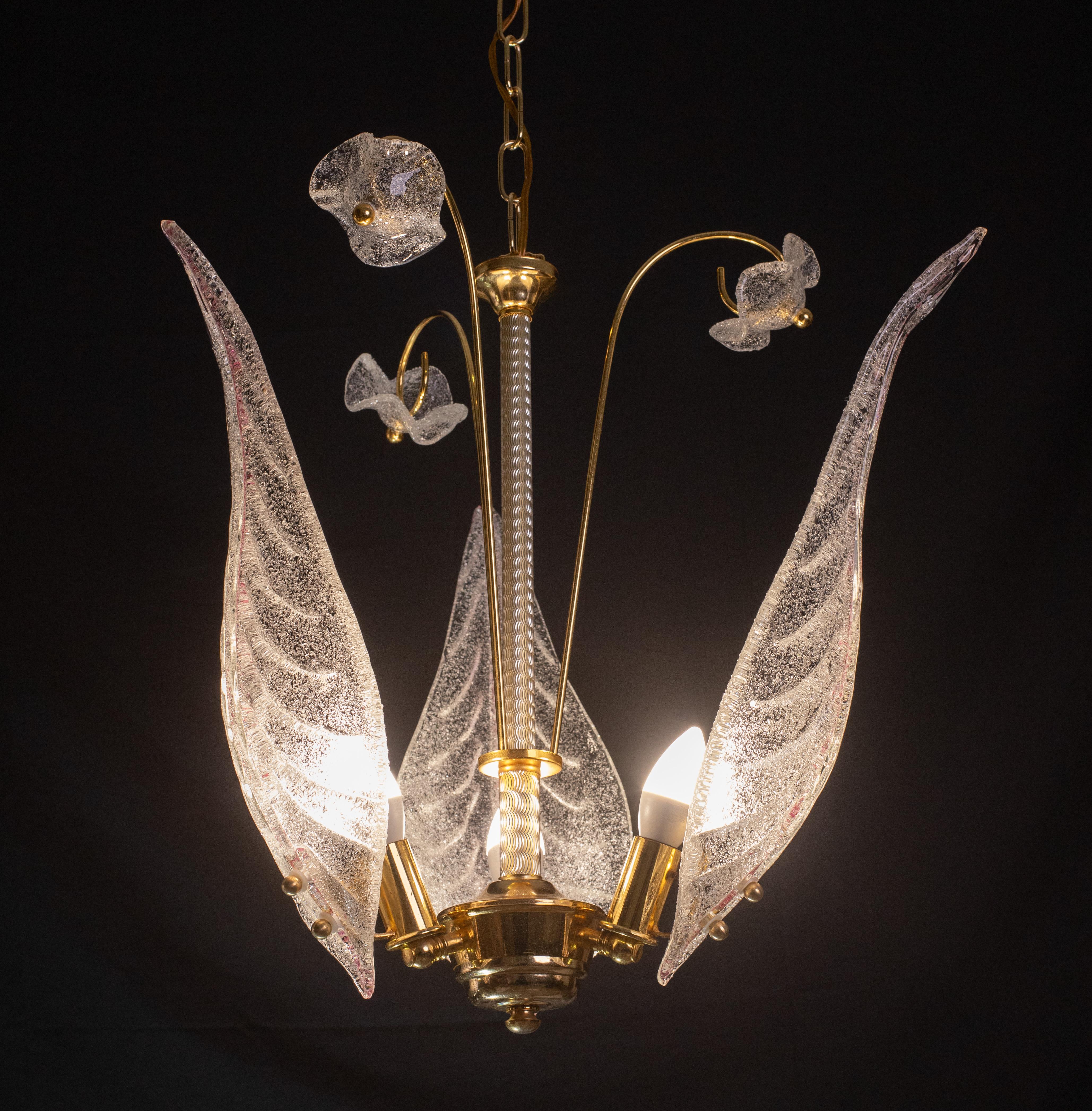 Delightful Murano chandelier in the style of Franco Luce.

The chandelier consists of three large pink and transparent leaves and three flowers on the top of the structure.

The structure is in gold bath, good vintage condition.

The chain has been
