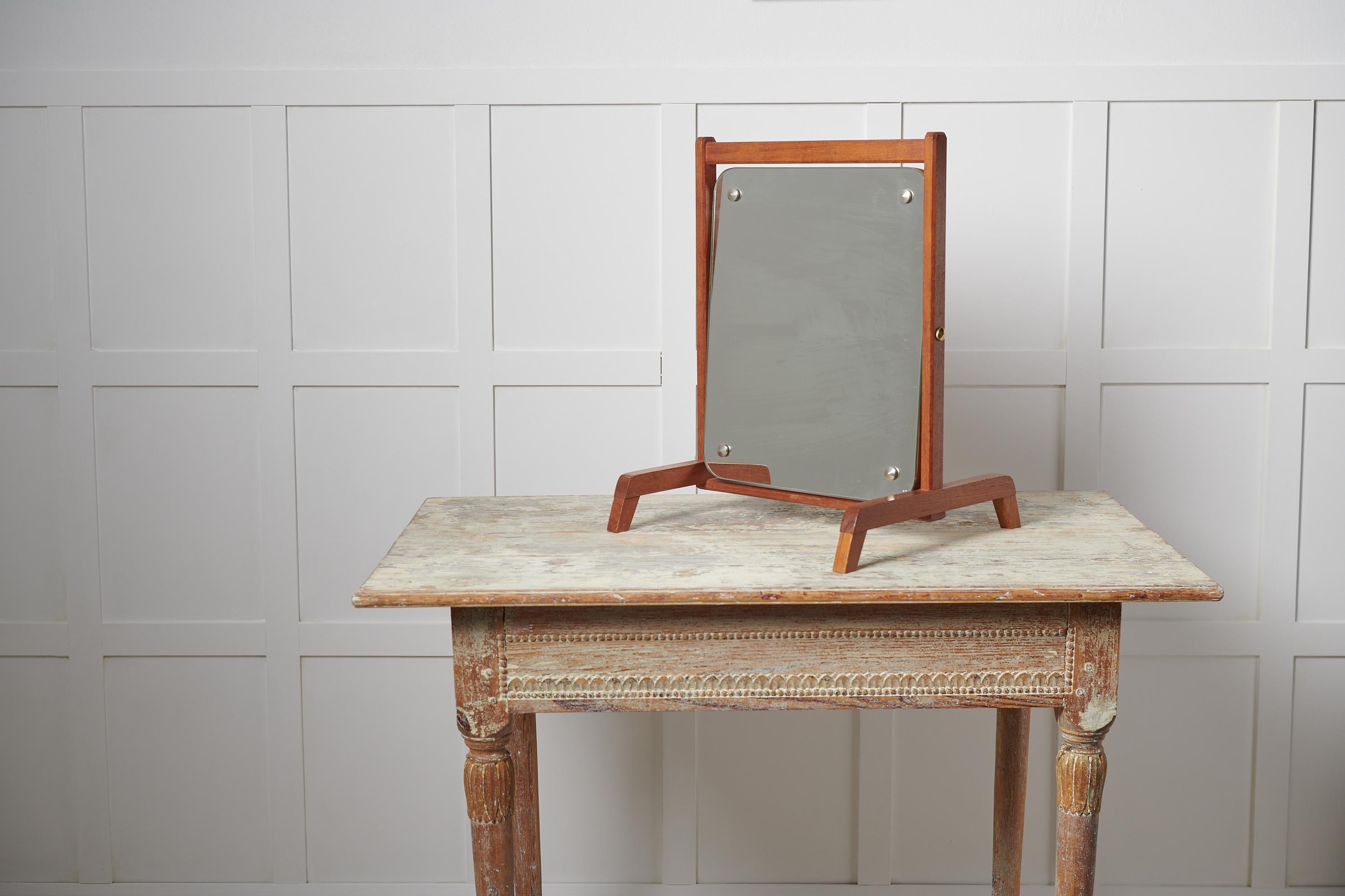 Vintage Tischspiegel aus Teakholz aus Schweden. Der Spiegel stammt aus den 1960er Jahren und ist ein zeitloser Einrichtungsgegenstand mit viel Retro-Charme. Der Rahmen ist aus Teakholz und der Spiegel ist einschließlich der Beine 35 cm tief.