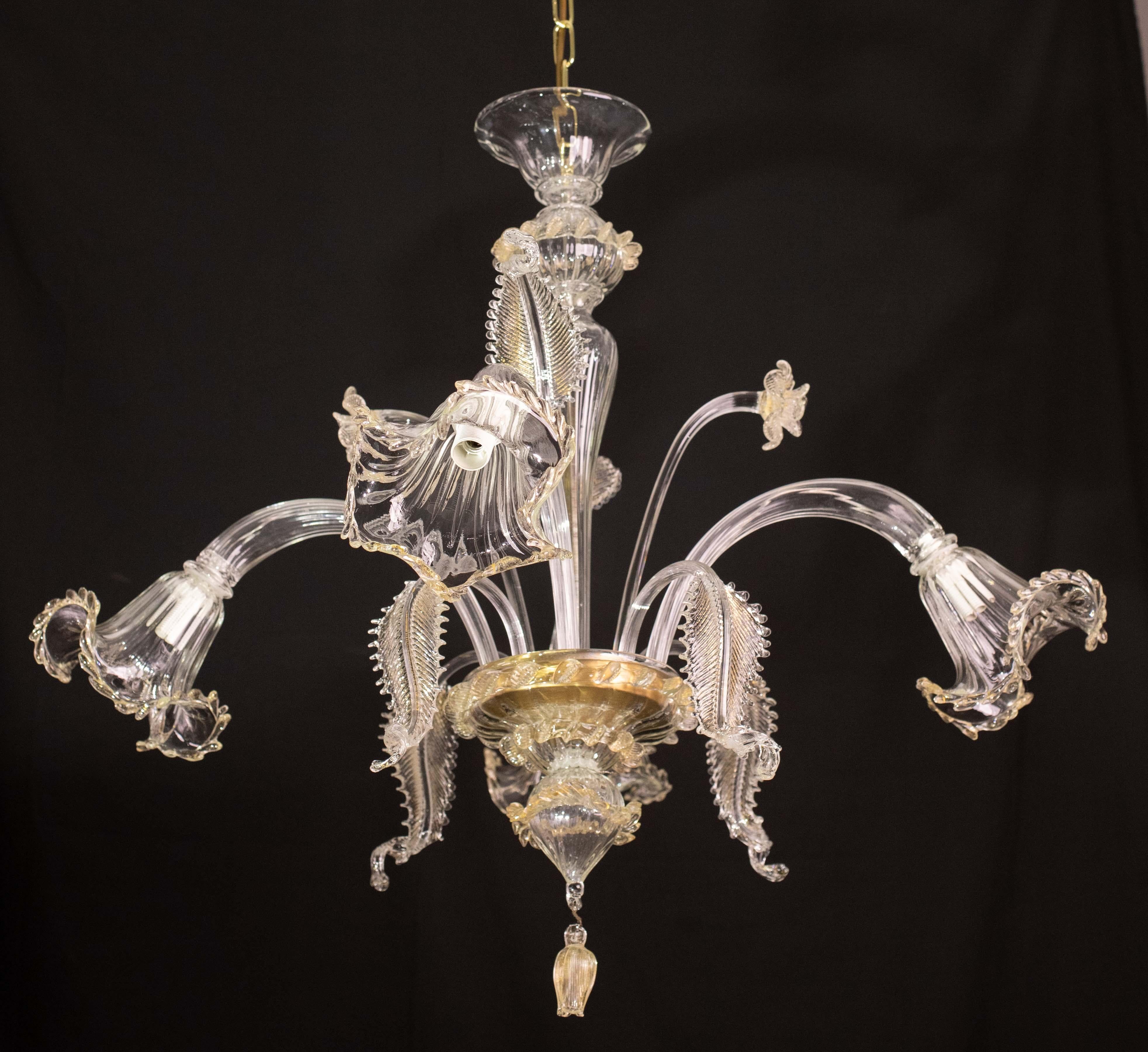 Joli lustre de Murano, typiquement vénitien classique.

Le lustre a 4 bras qui montent 4 points lumineux e14, normes européennes, possibilité de recâblage pour les USA.

Le luminaire a 4 feuilles basses, 2 fleurs hautes, 2 feuilles