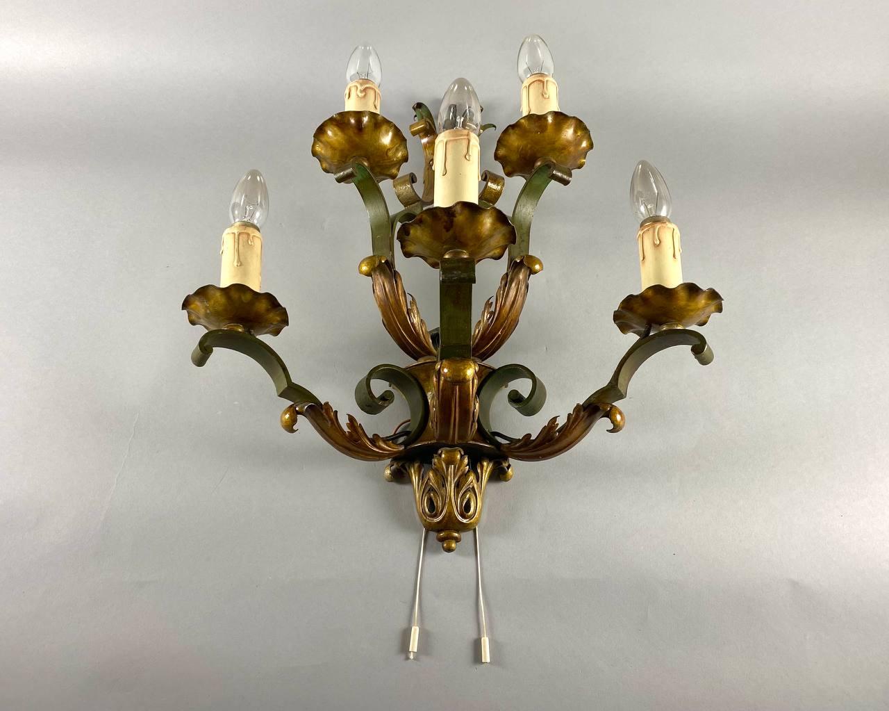 Charmante applique murale vintage à 5 lumières  Lampe murale à étagères en métal en vente 2