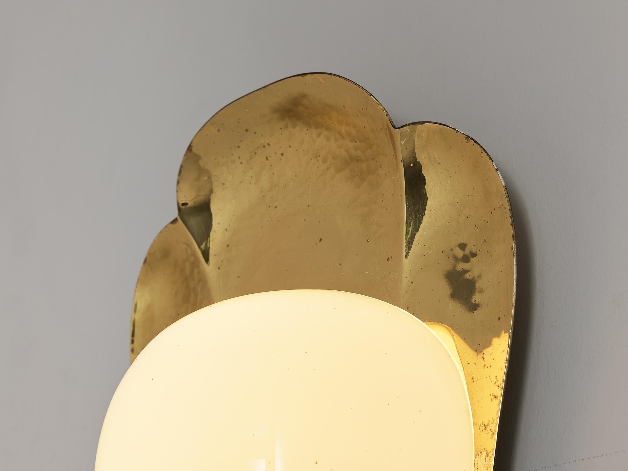 Charming Wall Light in Brass and Glass 2