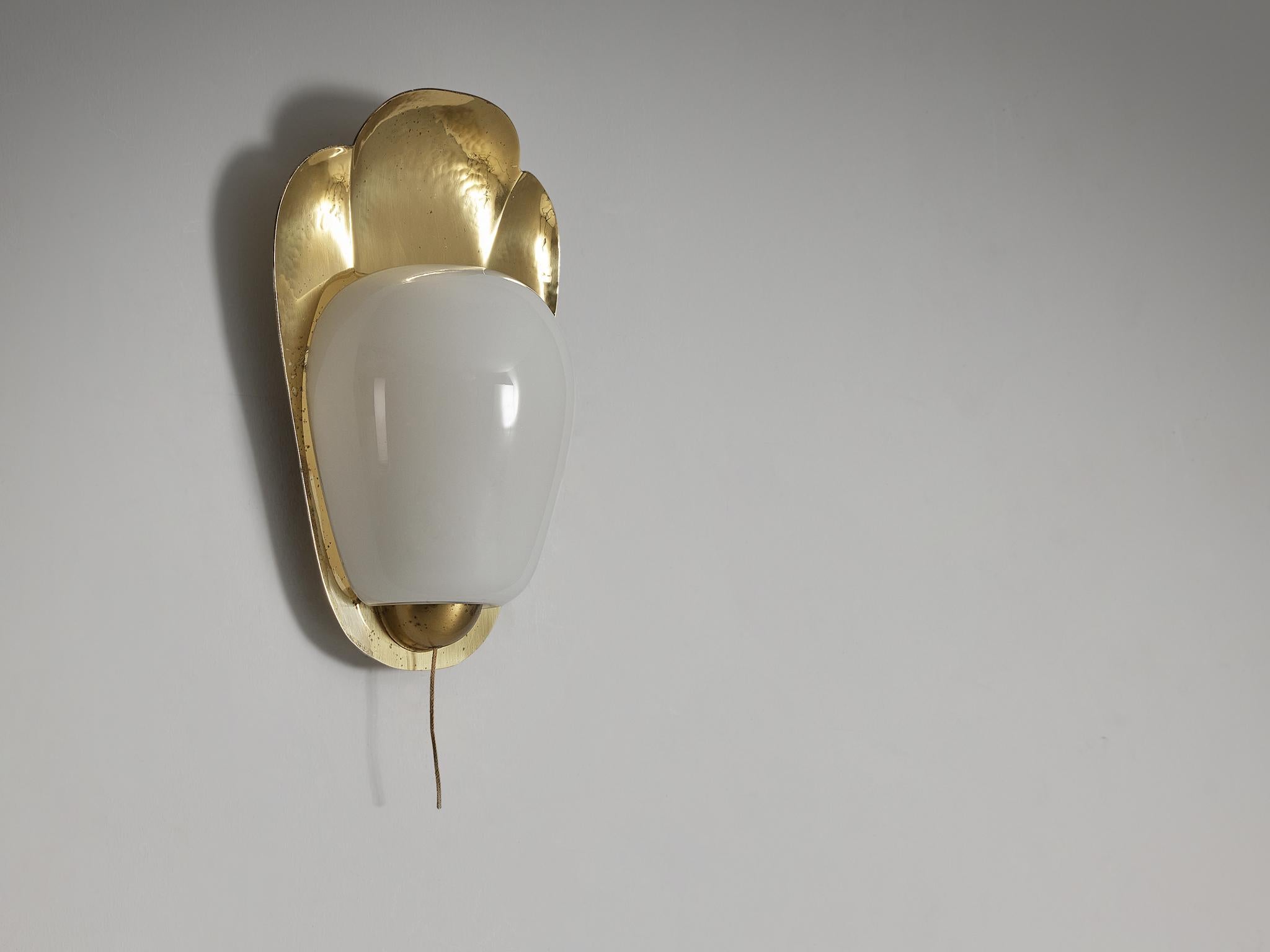 Charming Wall Light in Brass and Glass 3