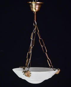 Charmant pendentif en albâtre blanc Art Déco, années 1940