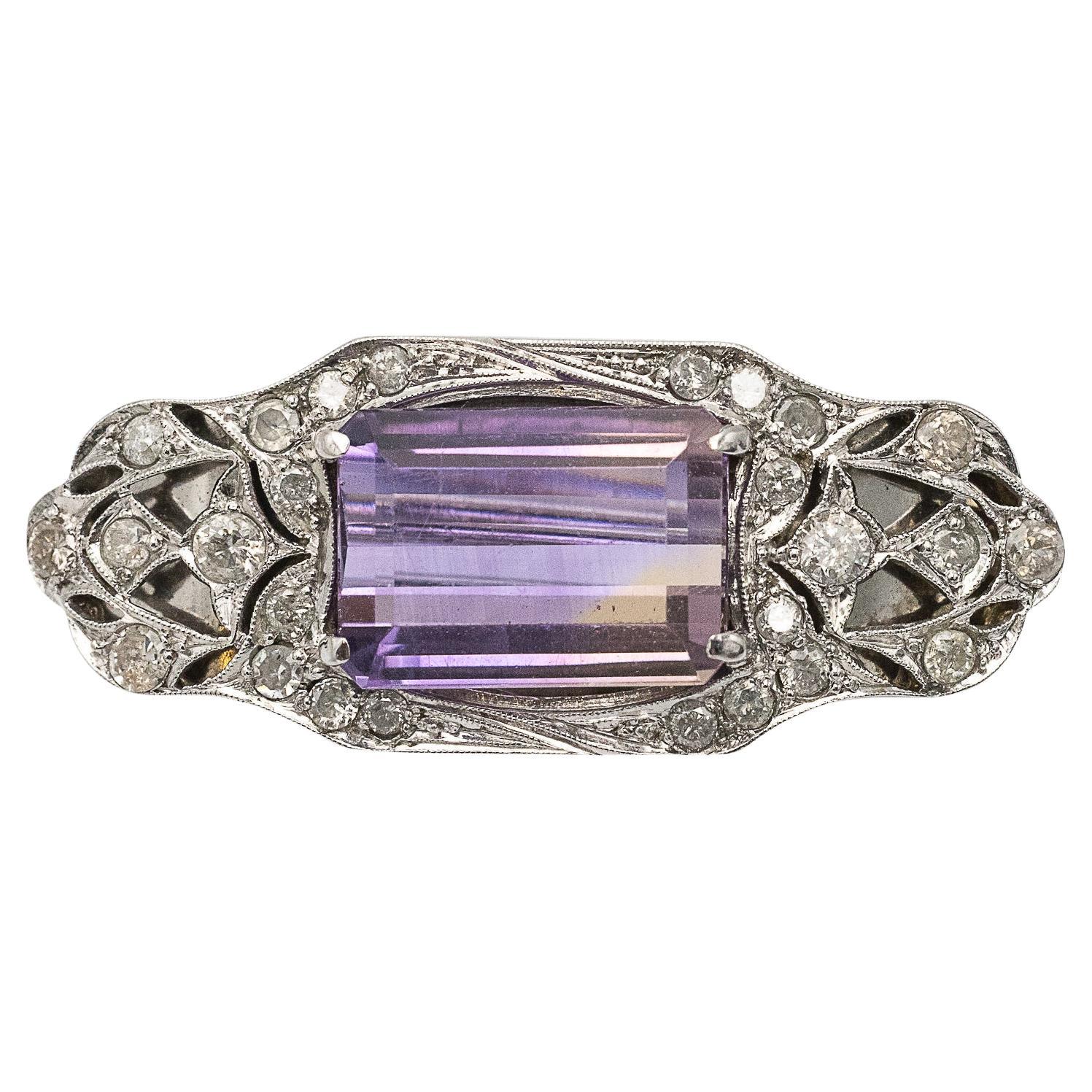 Charming white gold brooch with amethyst and diamonds.