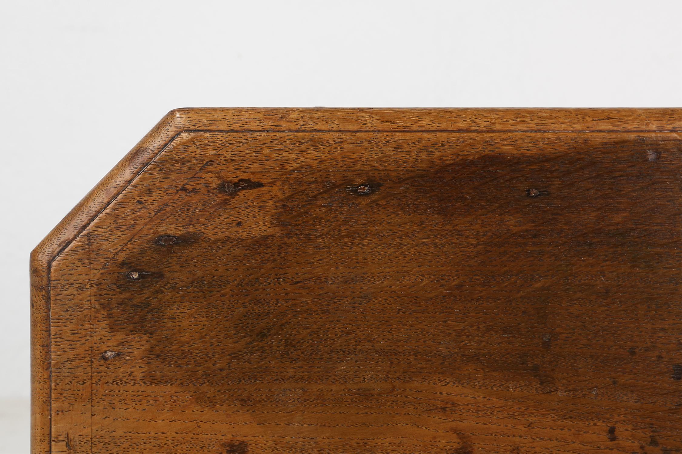 Charmanter rustikaler Kirchenhocker aus Holz, Frankreich, um 1900 im Angebot 4