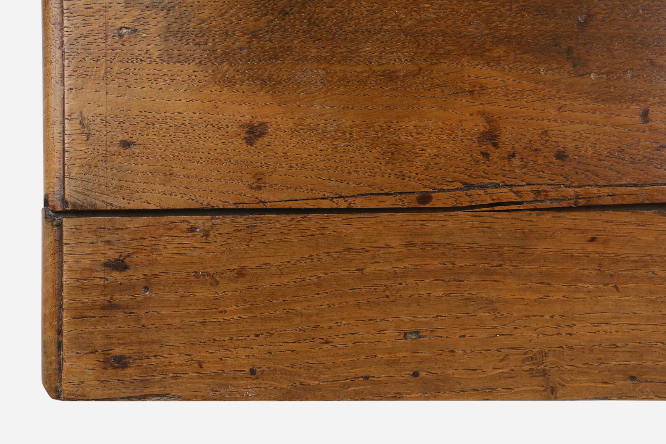 Charmanter rustikaler Kirchenhocker aus Holz, Frankreich, um 1900 im Angebot 5