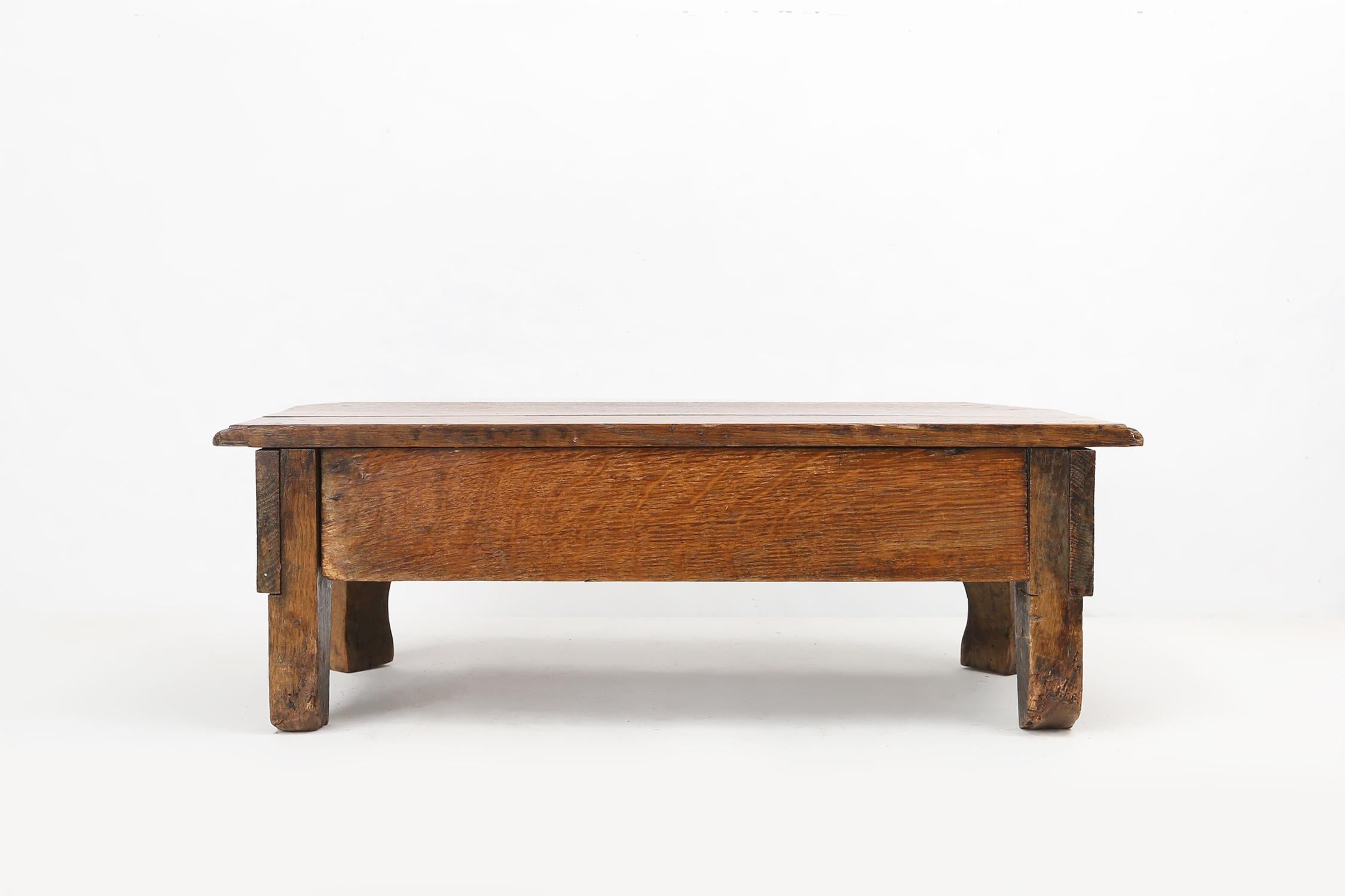 Charmanter rustikaler Kirchenhocker aus Holz, Frankreich, um 1900 im Angebot 6