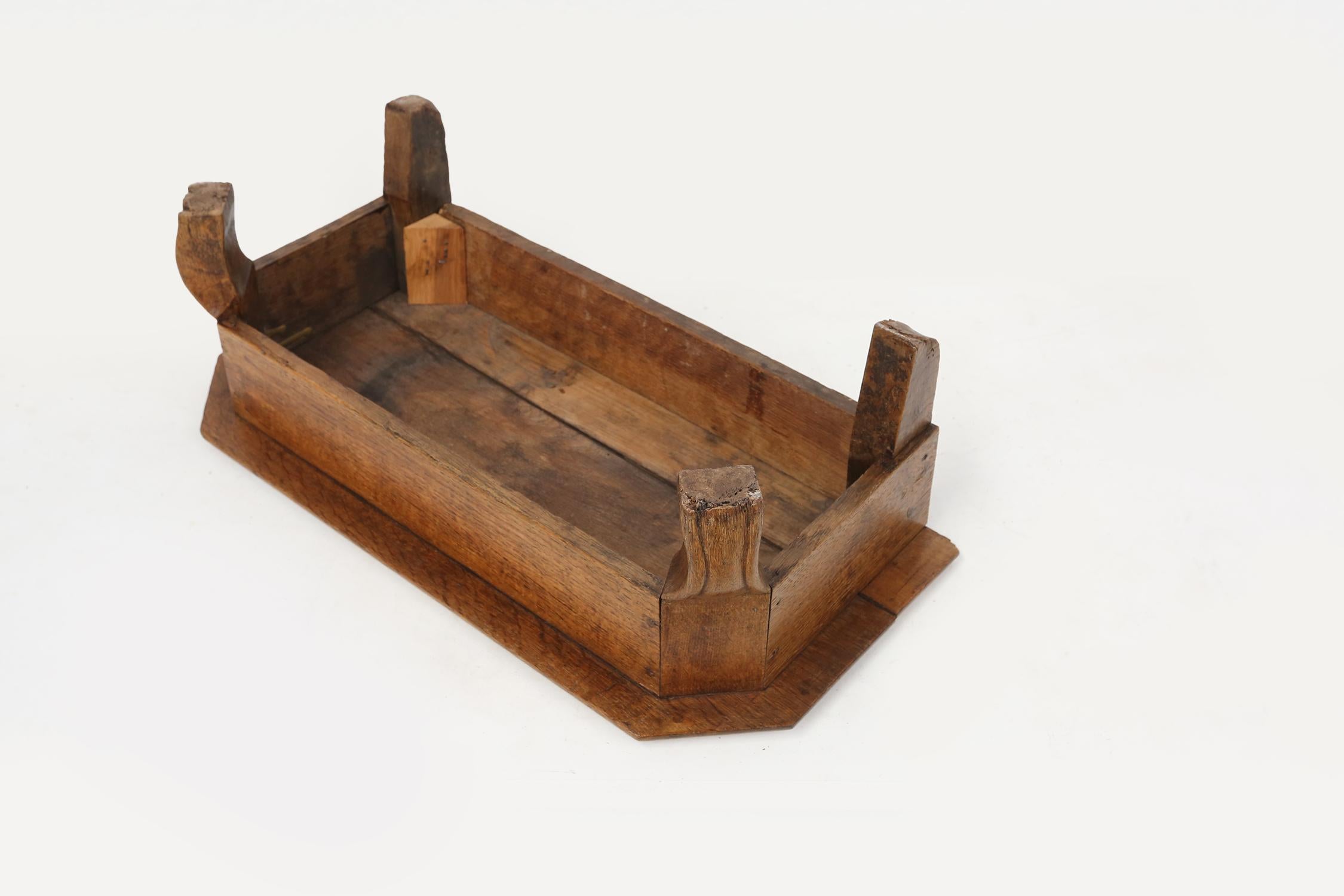Charmanter rustikaler Kirchenhocker aus Holz, Frankreich, um 1900 im Angebot 7