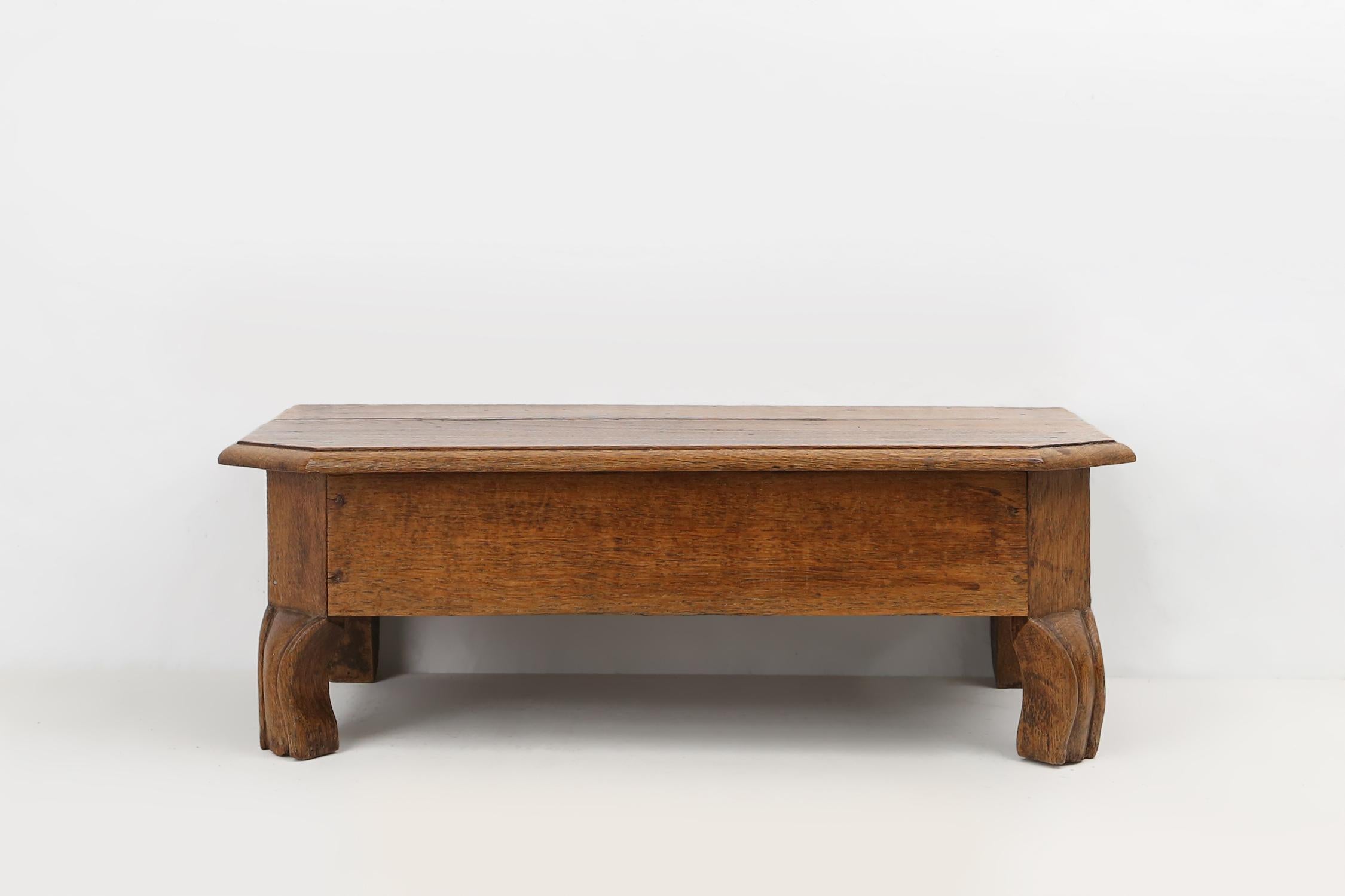 Charmanter rustikaler Kirchenhocker aus Holz, Frankreich, um 1900 (Rustikal) im Angebot