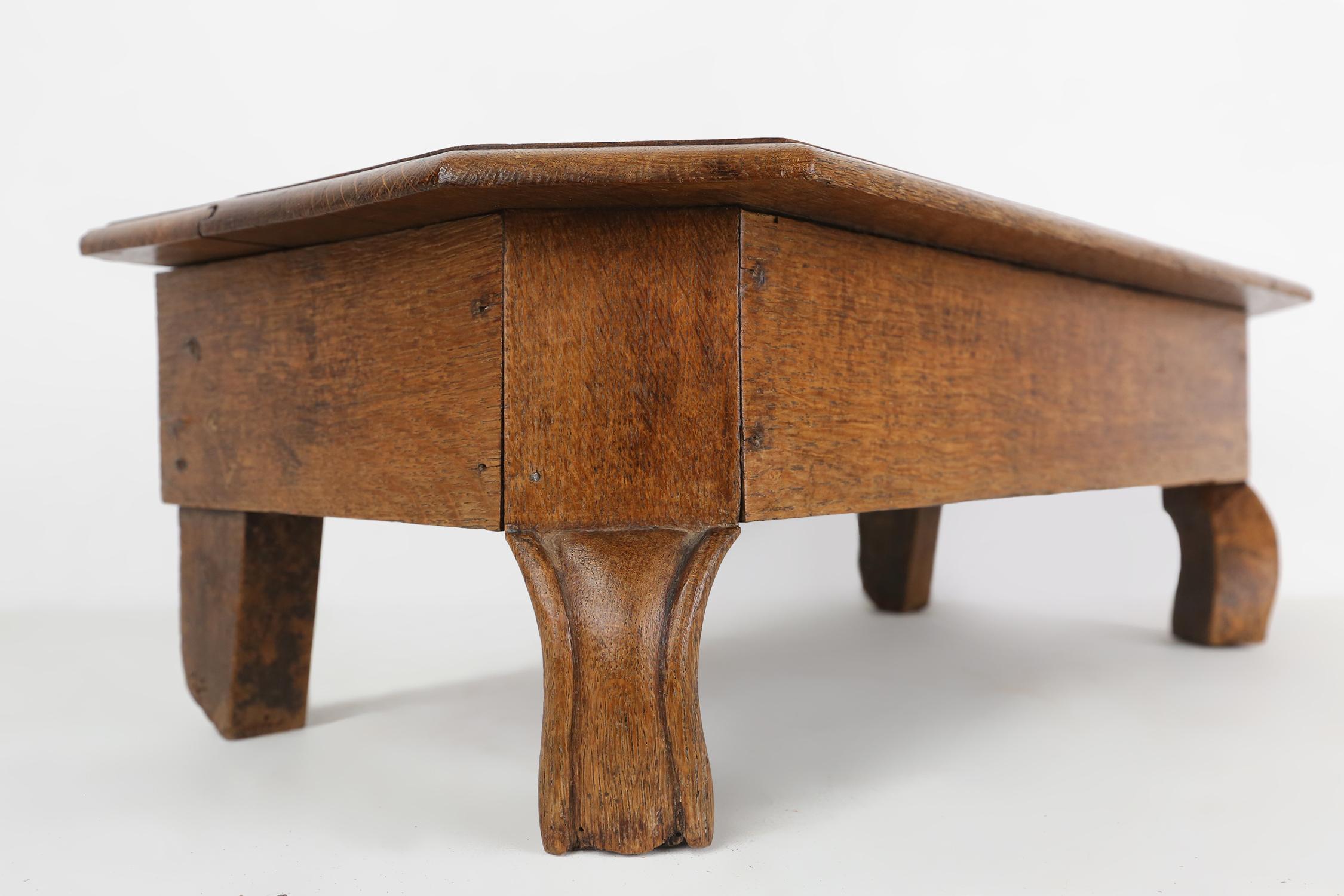Charmanter rustikaler Kirchenhocker aus Holz, Frankreich, um 1900 (Französisch) im Angebot