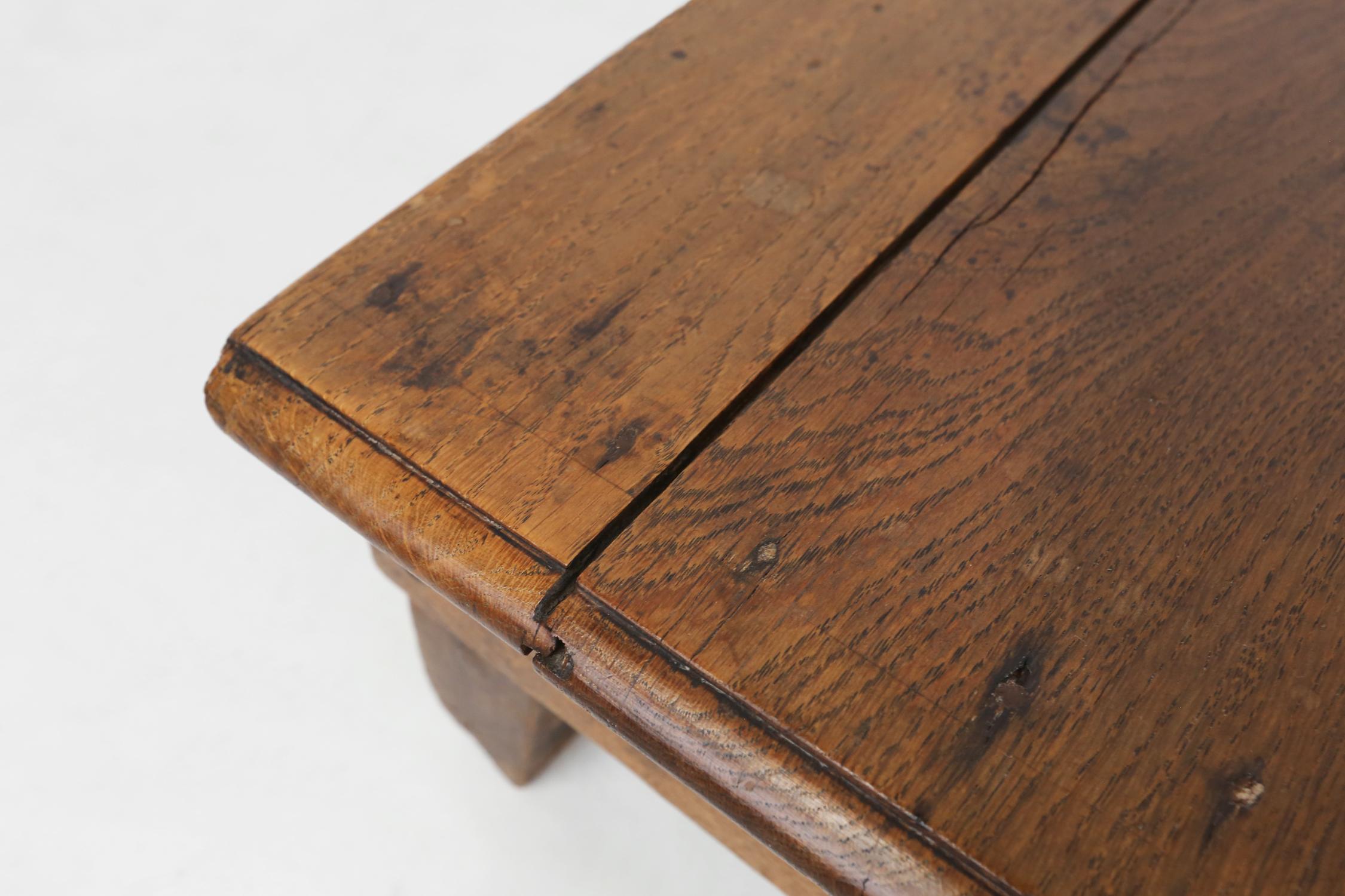 Charmanter rustikaler Kirchenhocker aus Holz, Frankreich, um 1900 im Zustand „Gut“ im Angebot in Meulebeke, BE