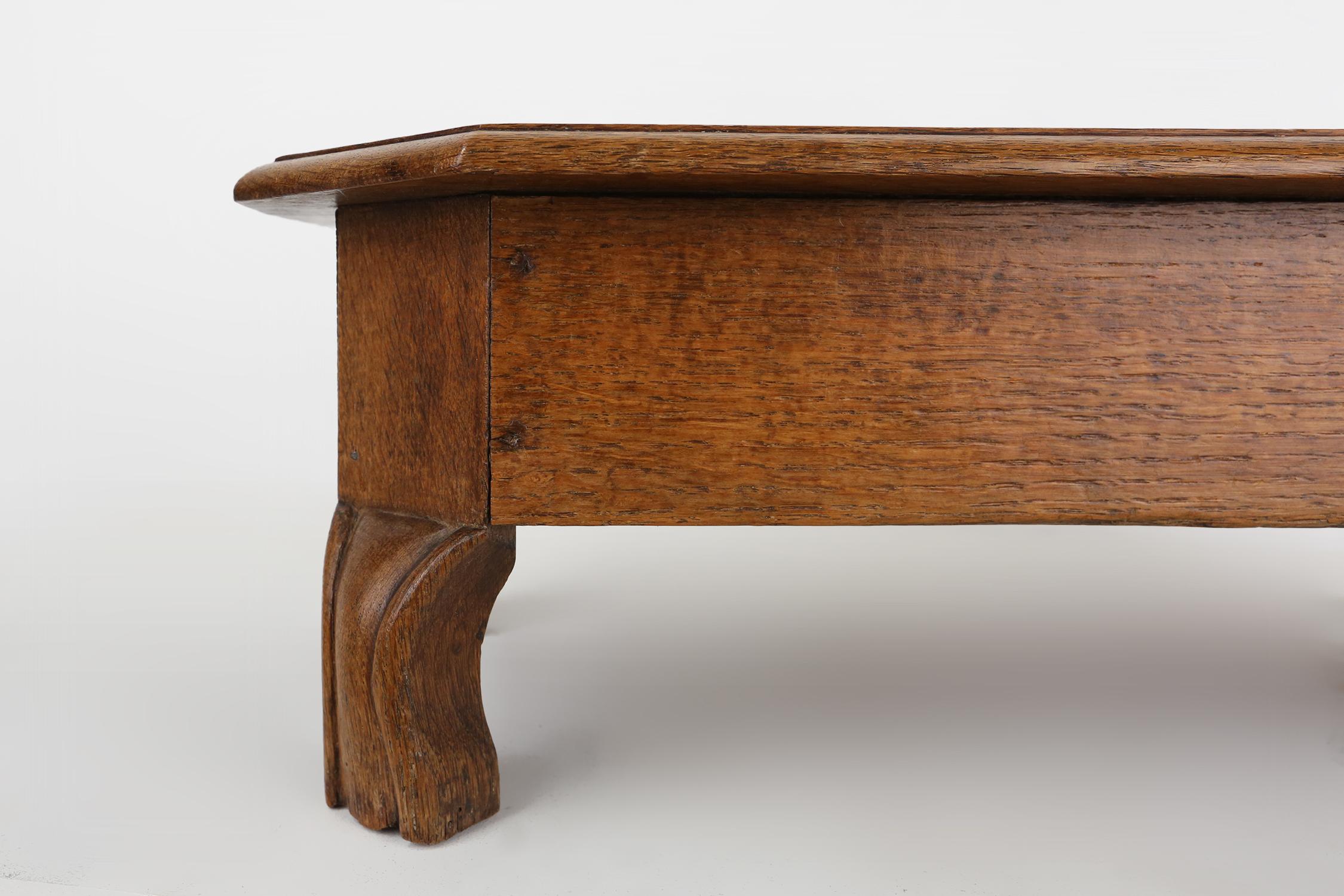 Charmanter rustikaler Kirchenhocker aus Holz, Frankreich, um 1900 (Frühes 20. Jahrhundert) im Angebot