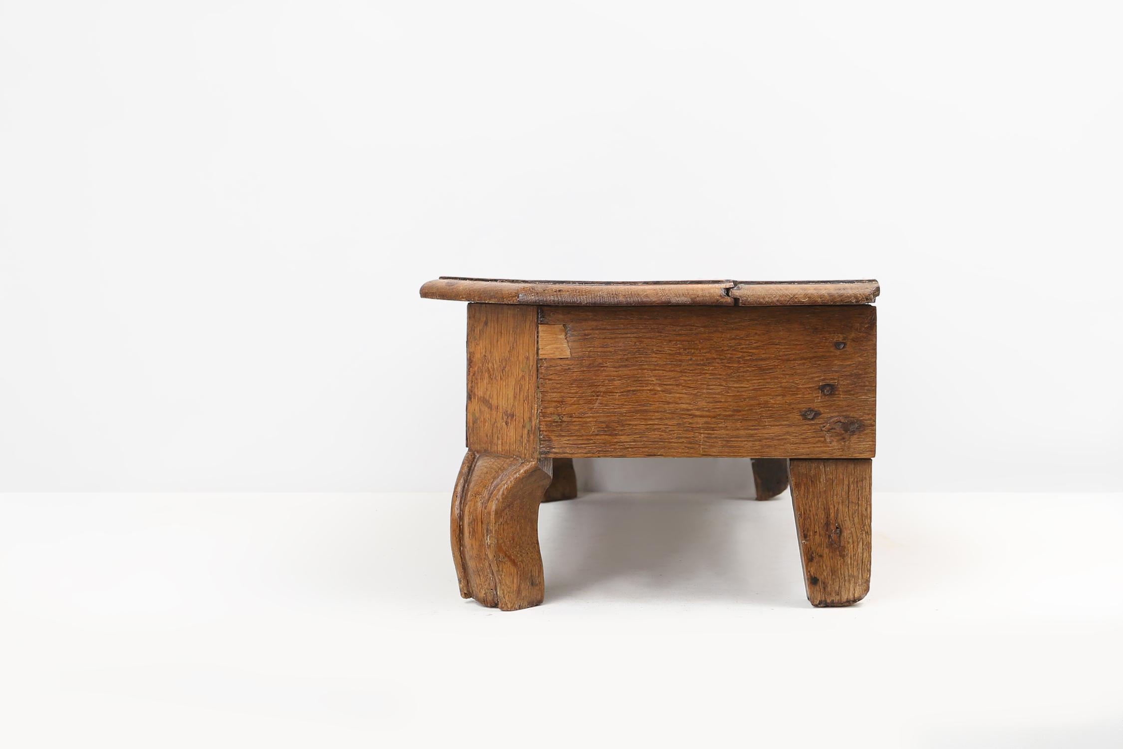 Charmanter rustikaler Kirchenhocker aus Holz, Frankreich, um 1900 im Angebot 1