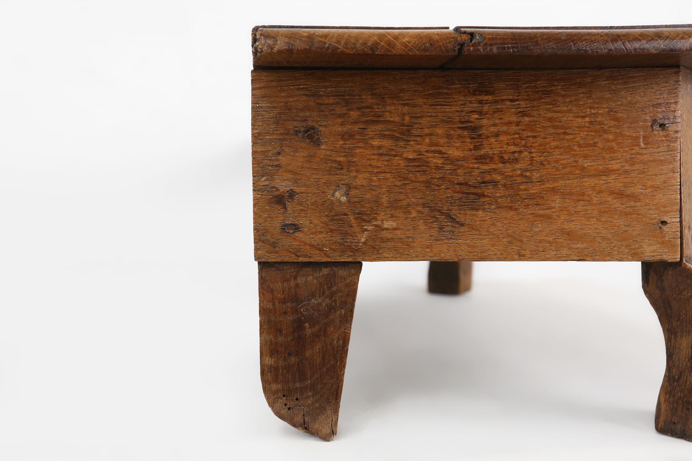 Charmanter rustikaler Kirchenhocker aus Holz, Frankreich, um 1900 im Angebot 2