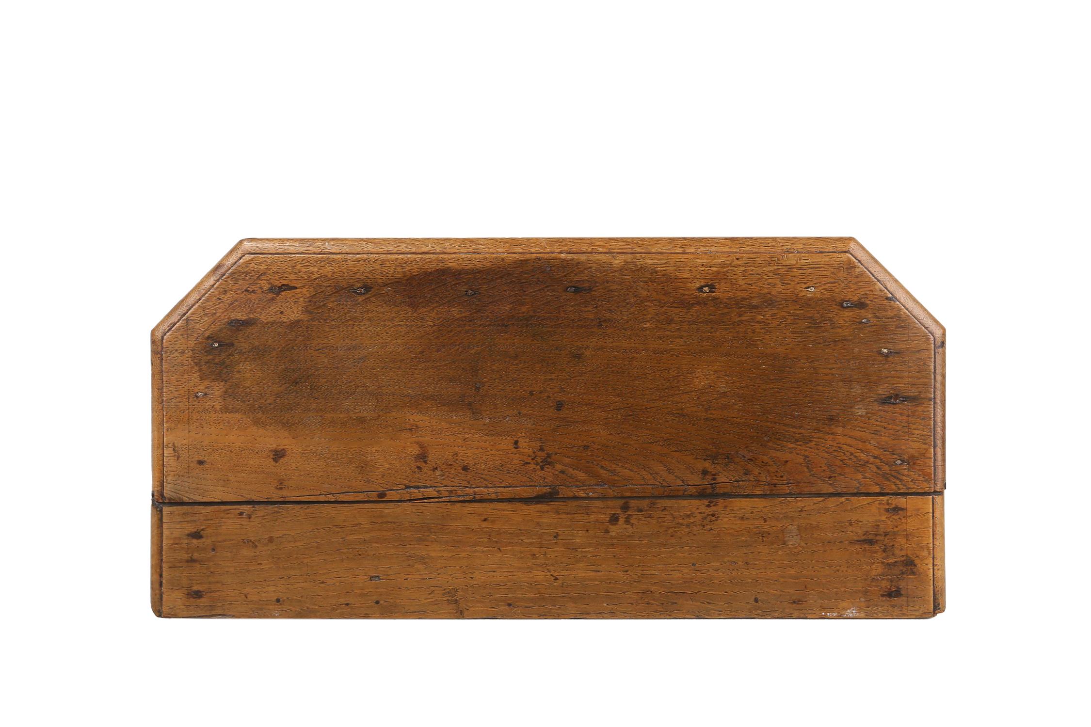 Charmanter rustikaler Kirchenhocker aus Holz, Frankreich, um 1900 im Angebot 3