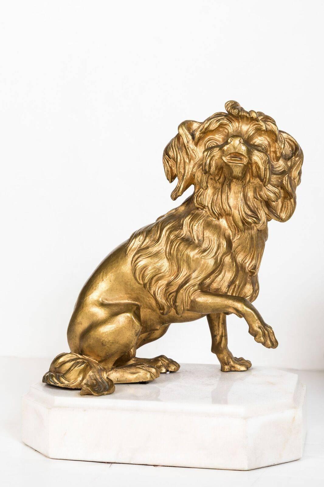 Sculpté Charmants chiens en bronze doré, XIXe siècle en vente