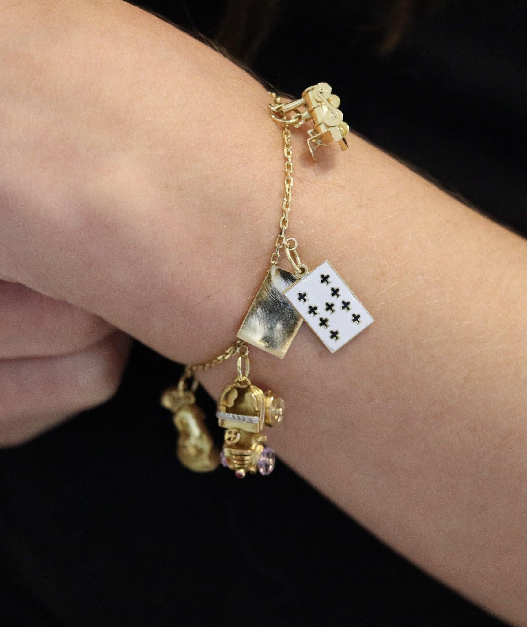 BRACELET DE CHARMES 1960 Bracelet de 7 charms en or jaune 18Kt de style moderniste italien en vente 6
