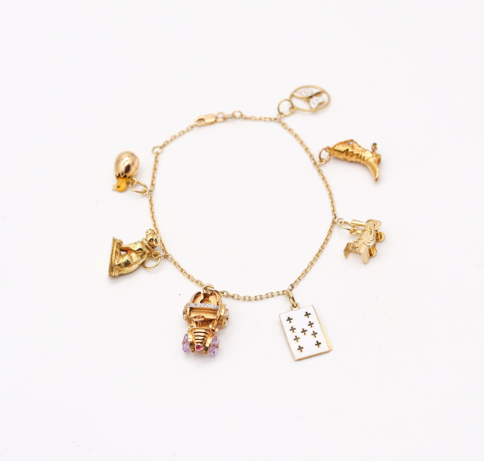 Un bracelet italien vintage à sept bracelets.

Il s'agit d'un magnifique bracelet à sept bracelets, créé en Italie au cours des périodes moderniste et du milieu du siècle, en 1960. Elle a été fabriquée avec beaucoup de soin en or jaune massif de 18