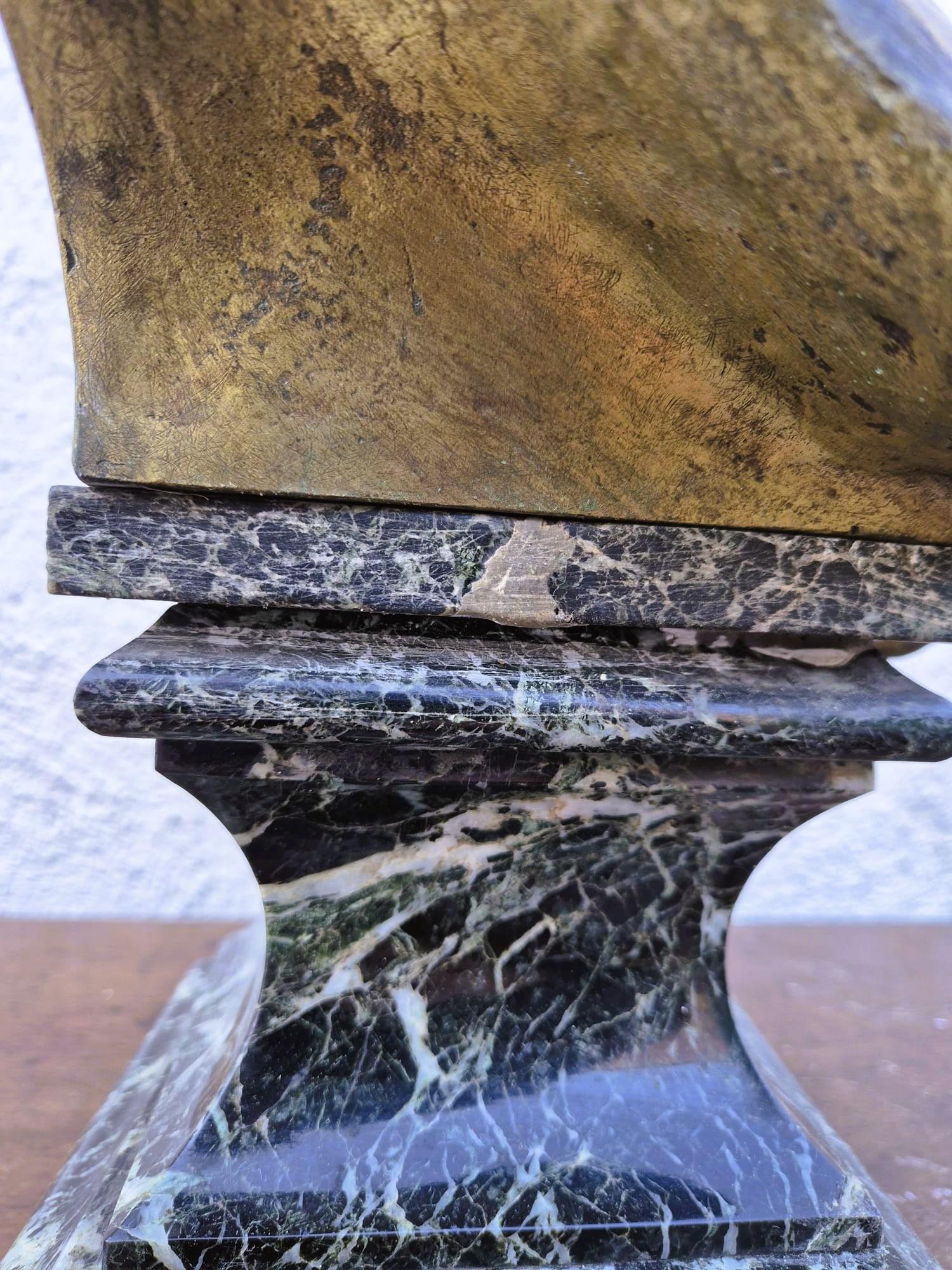 Large bust of an oriental woman, in marble and bronze, on a green marble base.   

Sculpture signed on the back by the sculptor Charny.   

Some wear and small chips, old restorations - see pictures. 

 Late 19th early 20th century.   

Height 56cm.