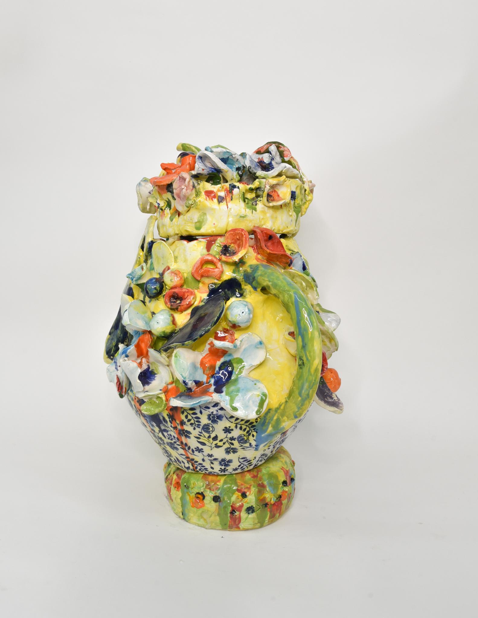 Fleurs jaunes. Sculpture de jarre abstraite en céramique émaillée - Beige Still-Life Sculpture par Charo Oquet