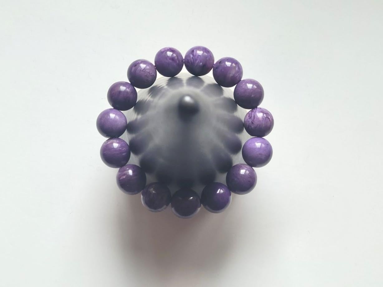Bracciale elastico con perline di Charoite In condizioni ottime in vendita a Chesterland, OH
