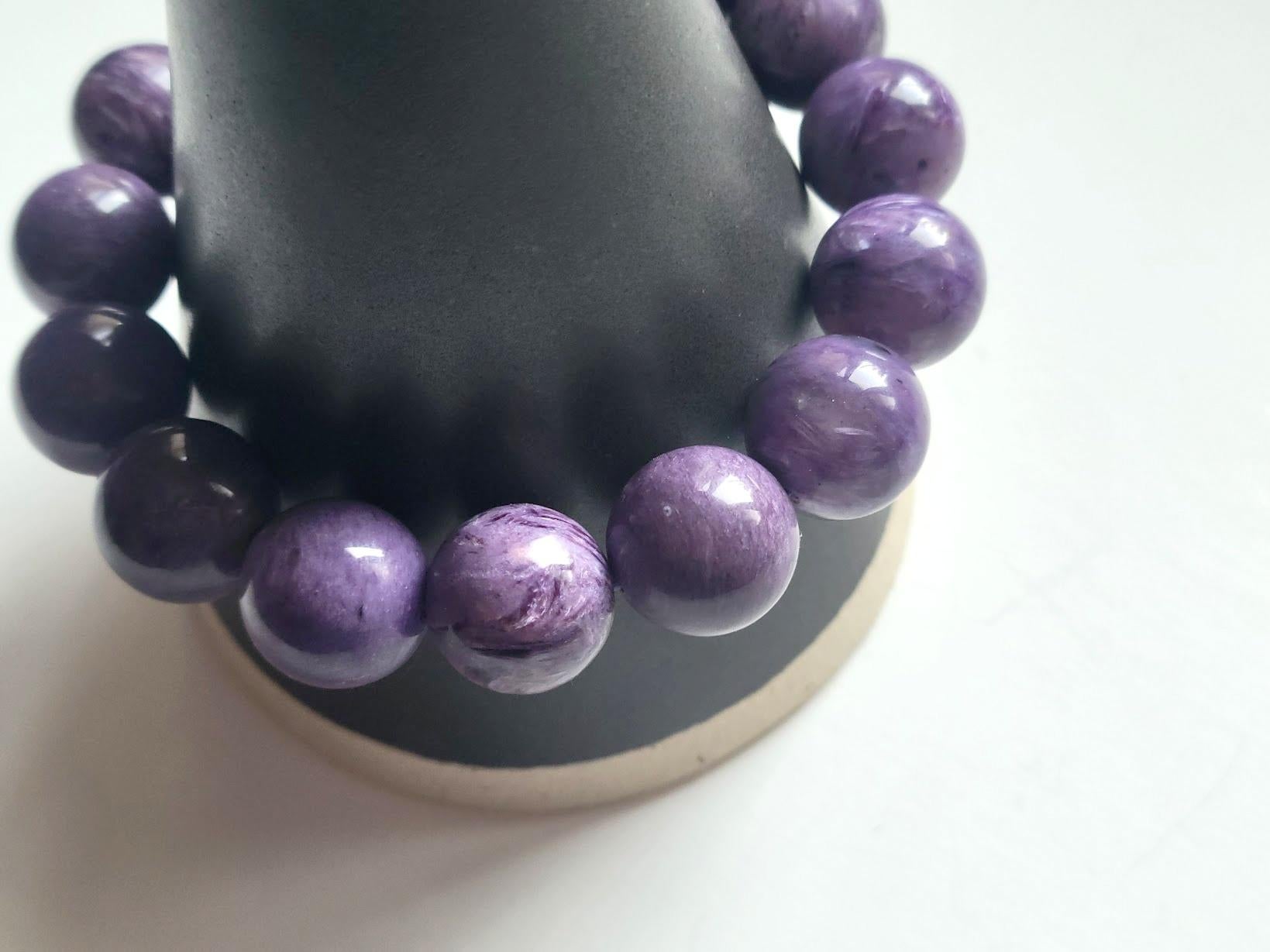 Uomo Bracciale elastico con perline di Charoite in vendita