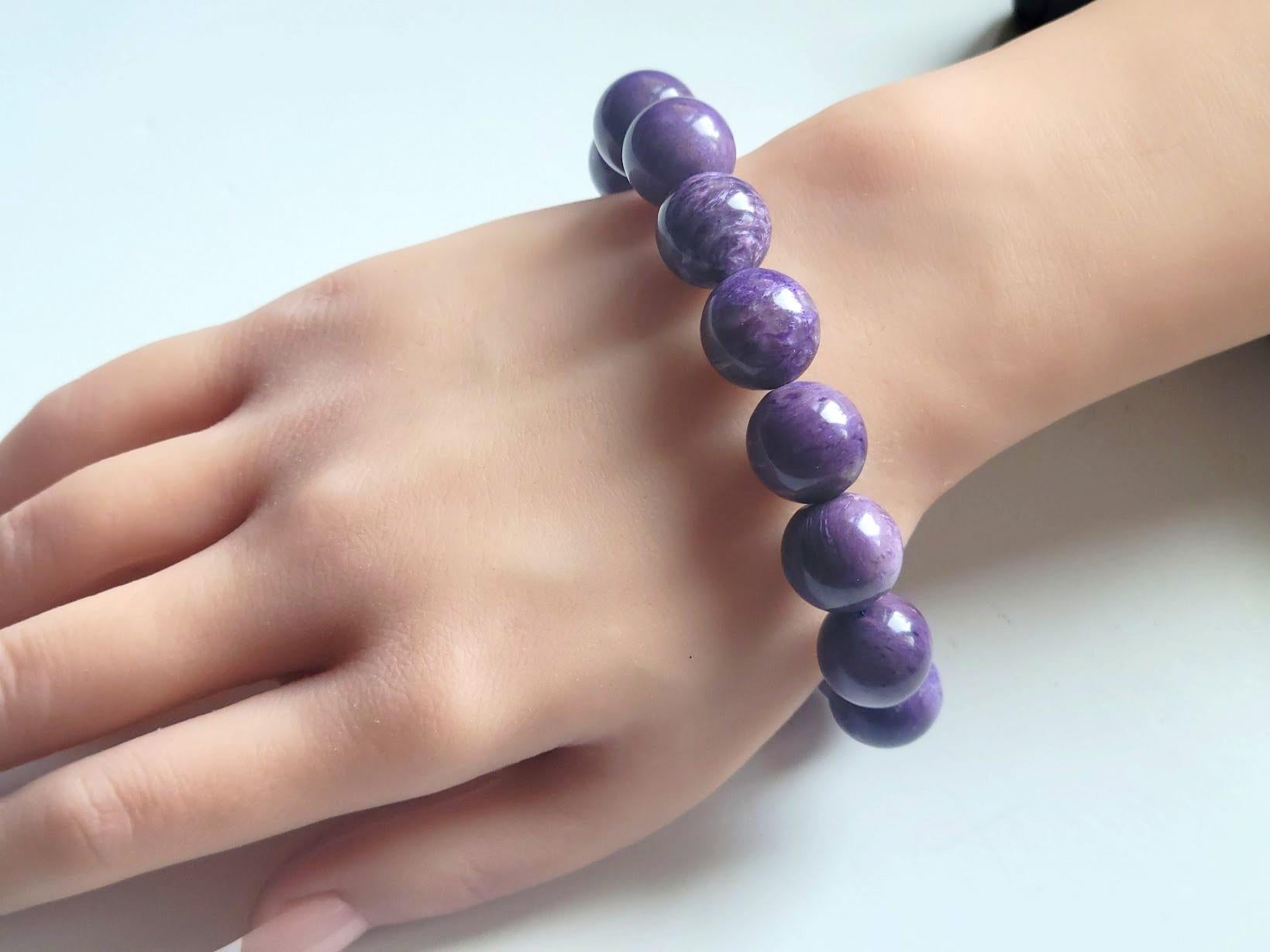 Bracciale elastico con perline di Charoite in vendita 3