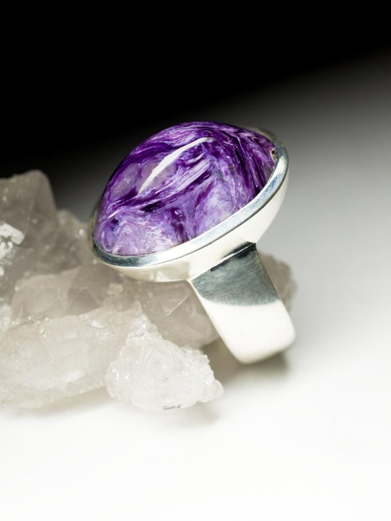 Silver ring with natural large cabochon-cut Charoite
stone measurements - 0.35 х 0.51 х 0.83 in / 9 х 13 х 21 mm
stone weight - 15.6 carats
ring weight - 10.93 grams
ring size - 59 DE/FR, 9 US, ø 19 mm
ref No 8883

Worldwide shipping from Berlin,